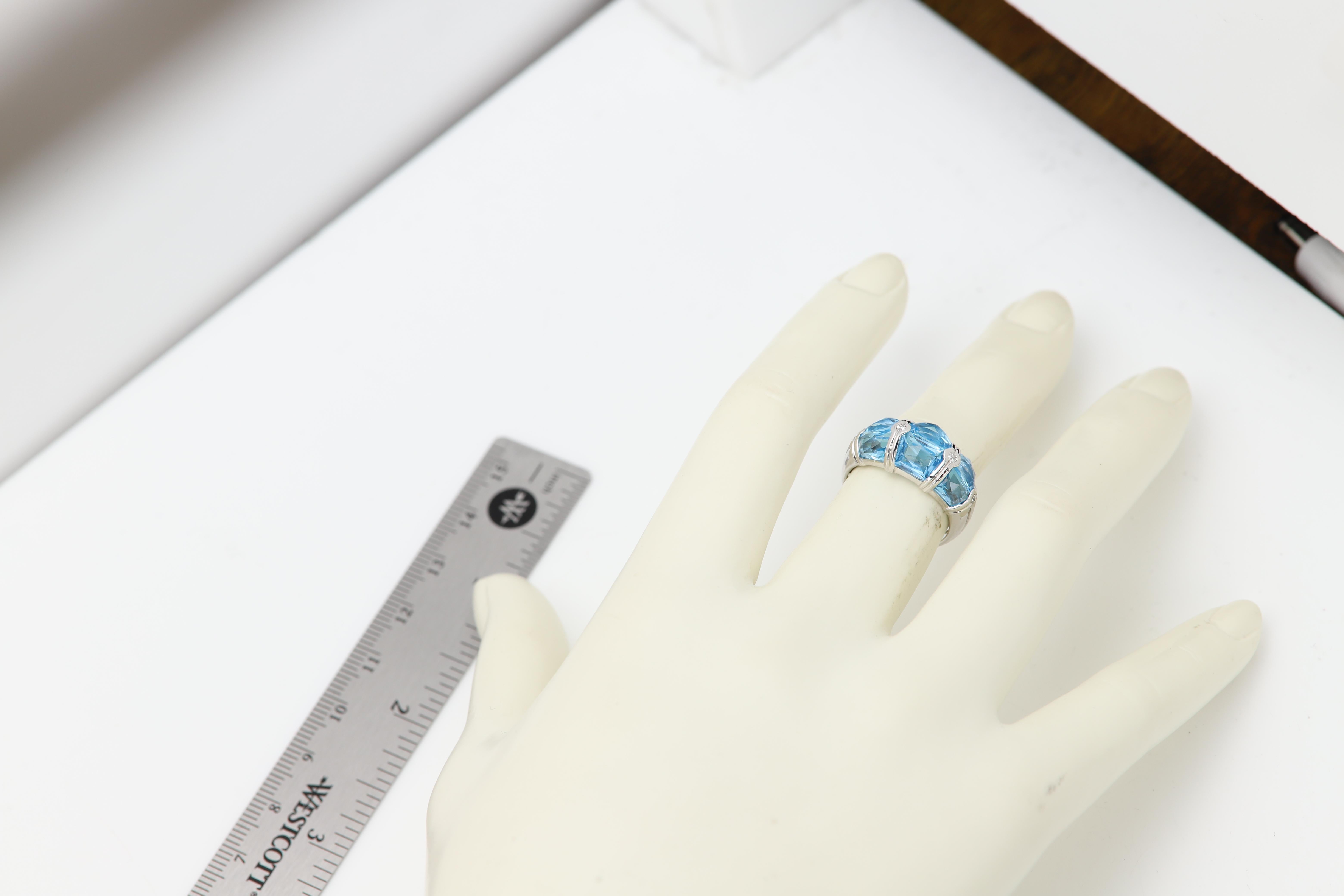 Bague de fiançailles en or blanc 18 carats avec grappe de diamants en vente 3