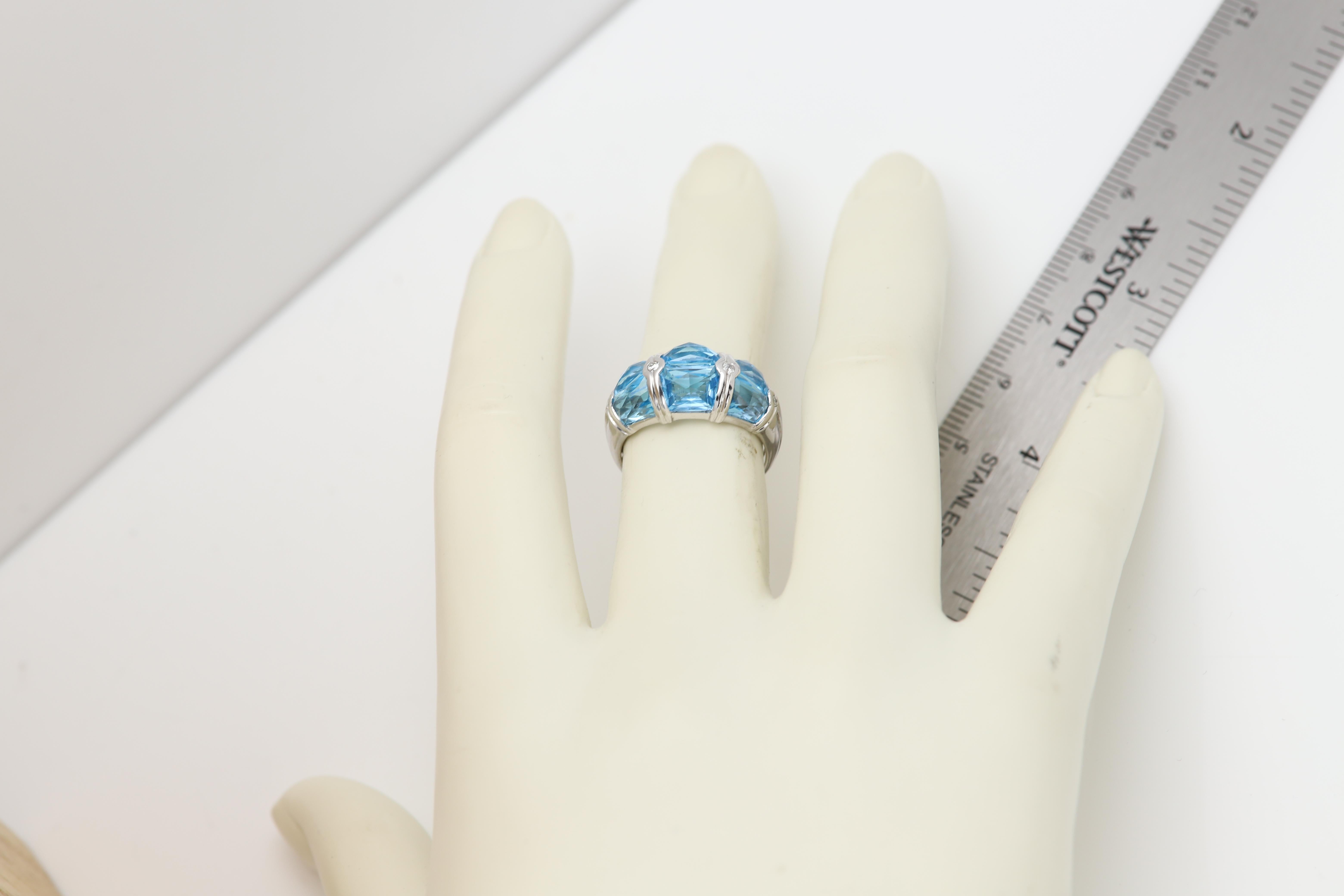 Bague de fiançailles en or blanc 18 carats avec grappe de diamants en vente 4