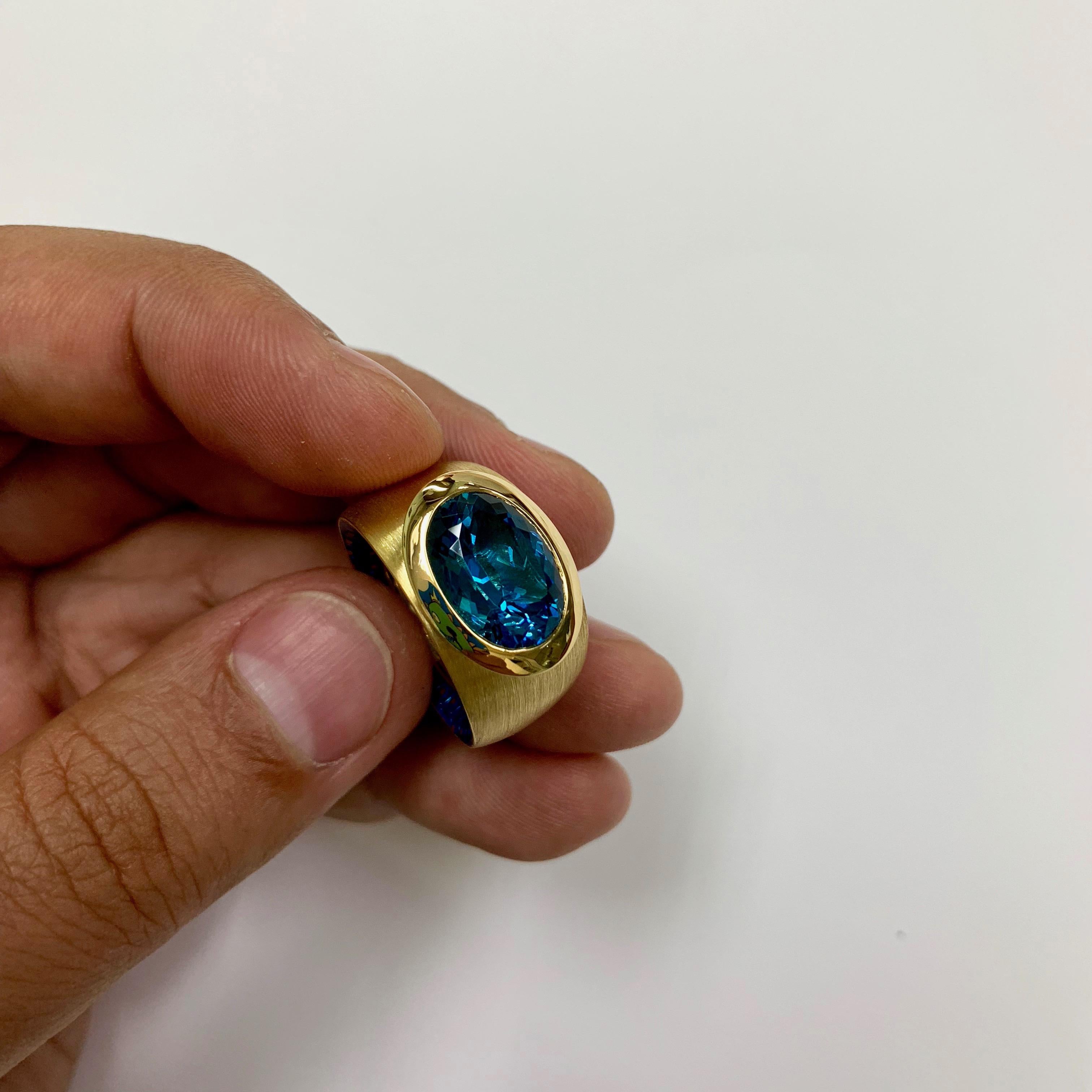 Blue Topaz Colored Enamel 18 Karat Yellow Gold Kaleidoscope Ring In New Condition For Sale In Bangkok, TH