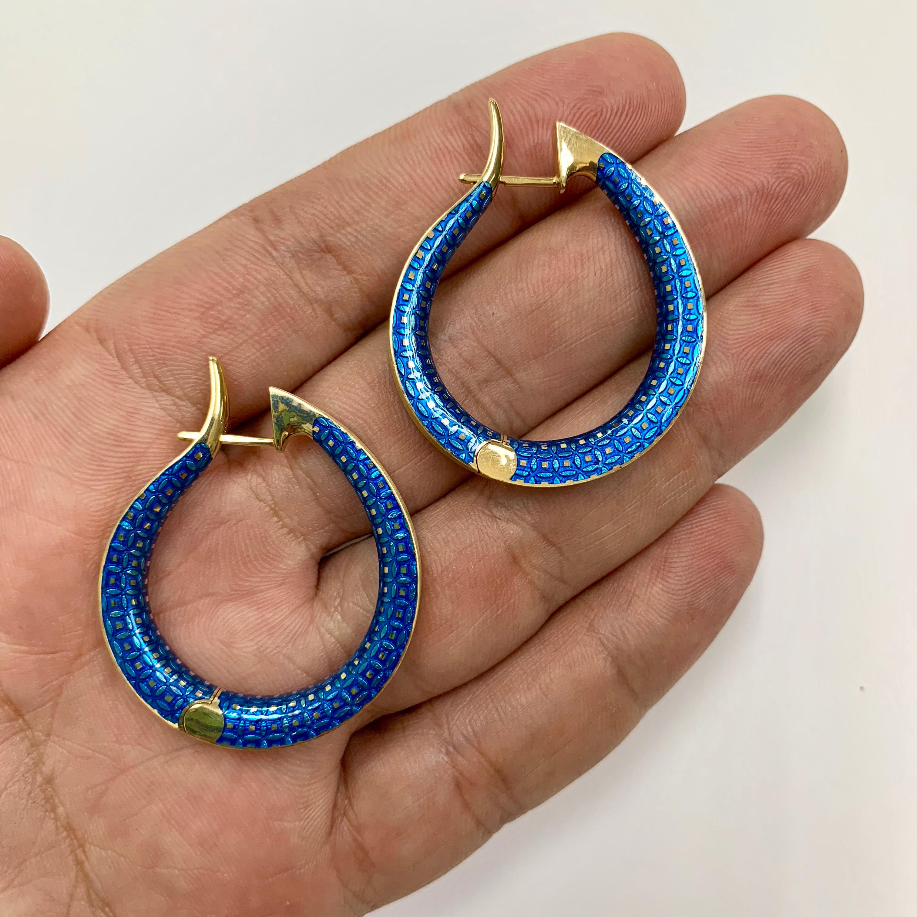 Blue Topaz Colored Enamel 18 Karat Yellow Gold Ring Earrings Bangle Suite For Sale 5