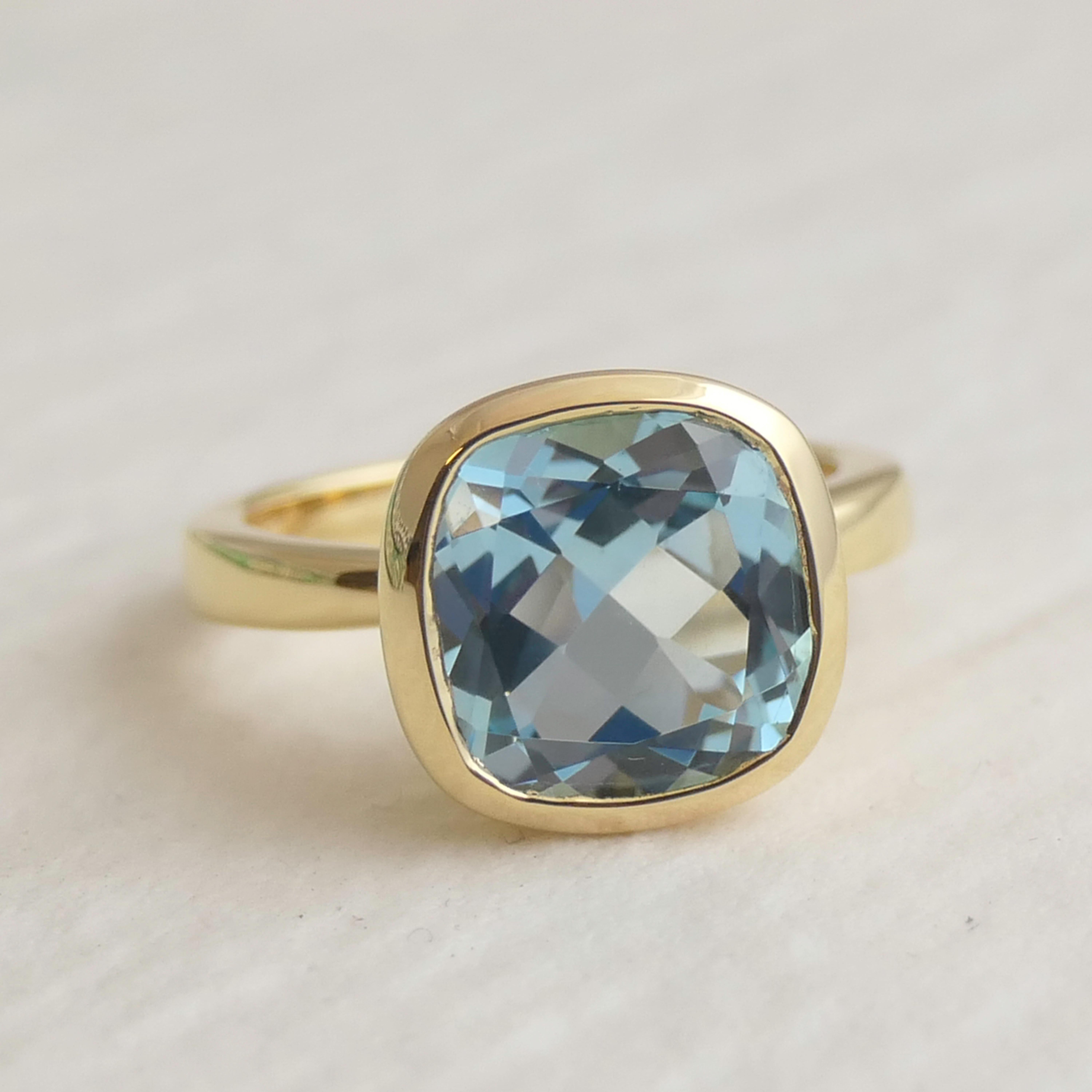 Il Topazio Blu sfaccettato con taglio a cuscino da 10x10 mm è incastonato in argento 925 placcato oro.
Disponibile nelle taglie 6, 7, 8 e 9.  Comunicami la taglia che desideri al momento dell'ordine.