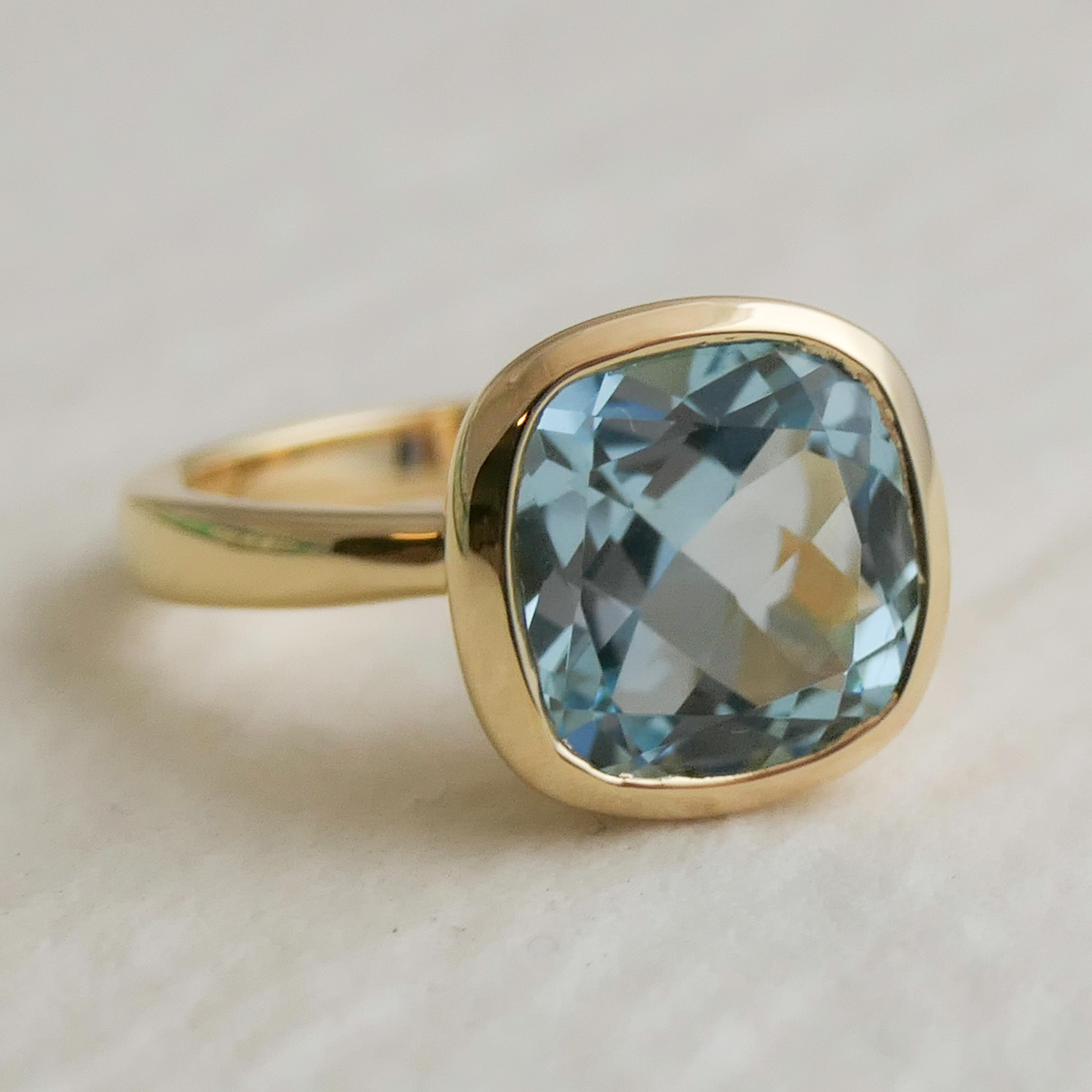 Taglio cuscino Anello in argento placcato oro con taglio a cuscino di topazio blu in vendita