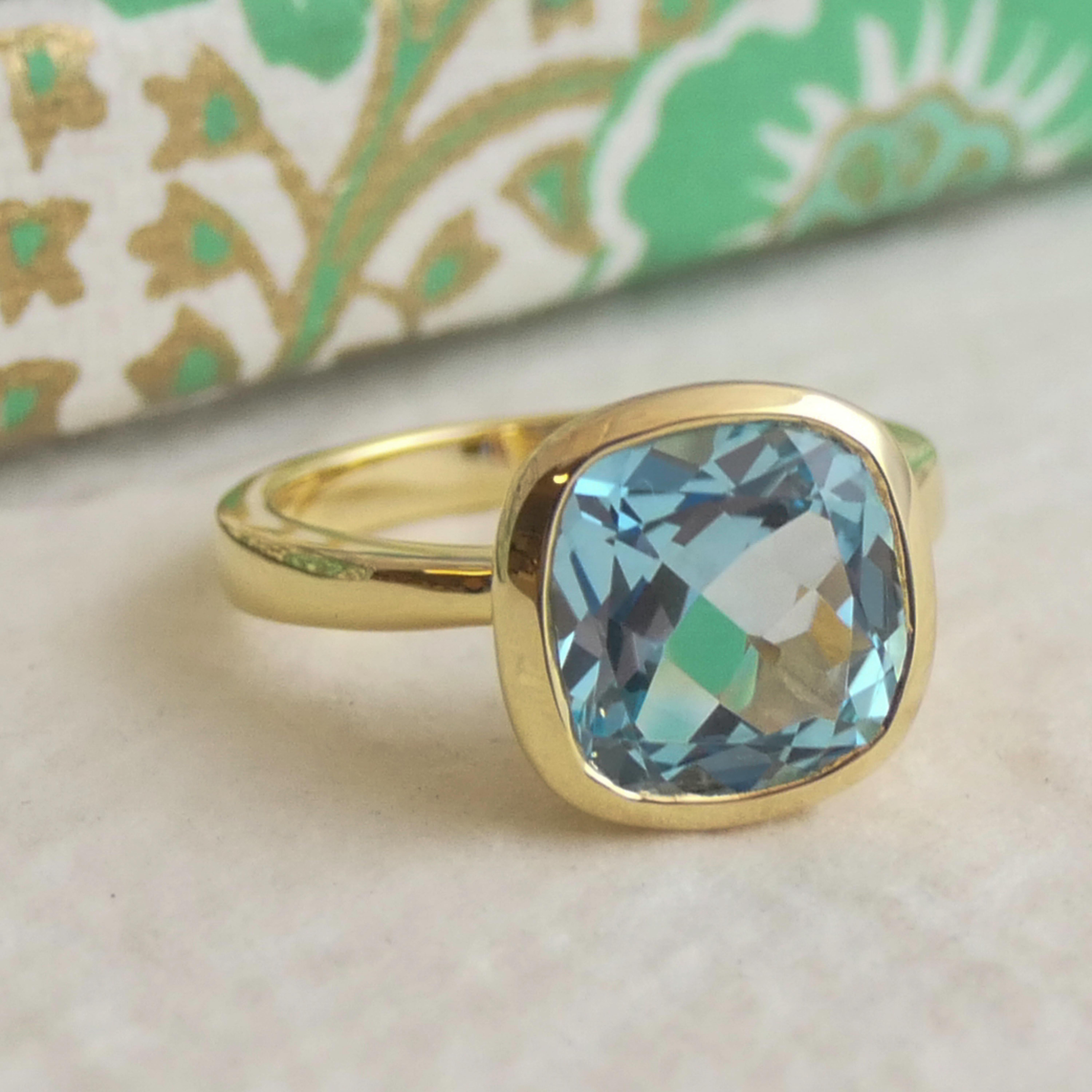 Anello in argento placcato oro con taglio a cuscino di topazio blu In condizioni Nuovo in vendita a Oslo, 03