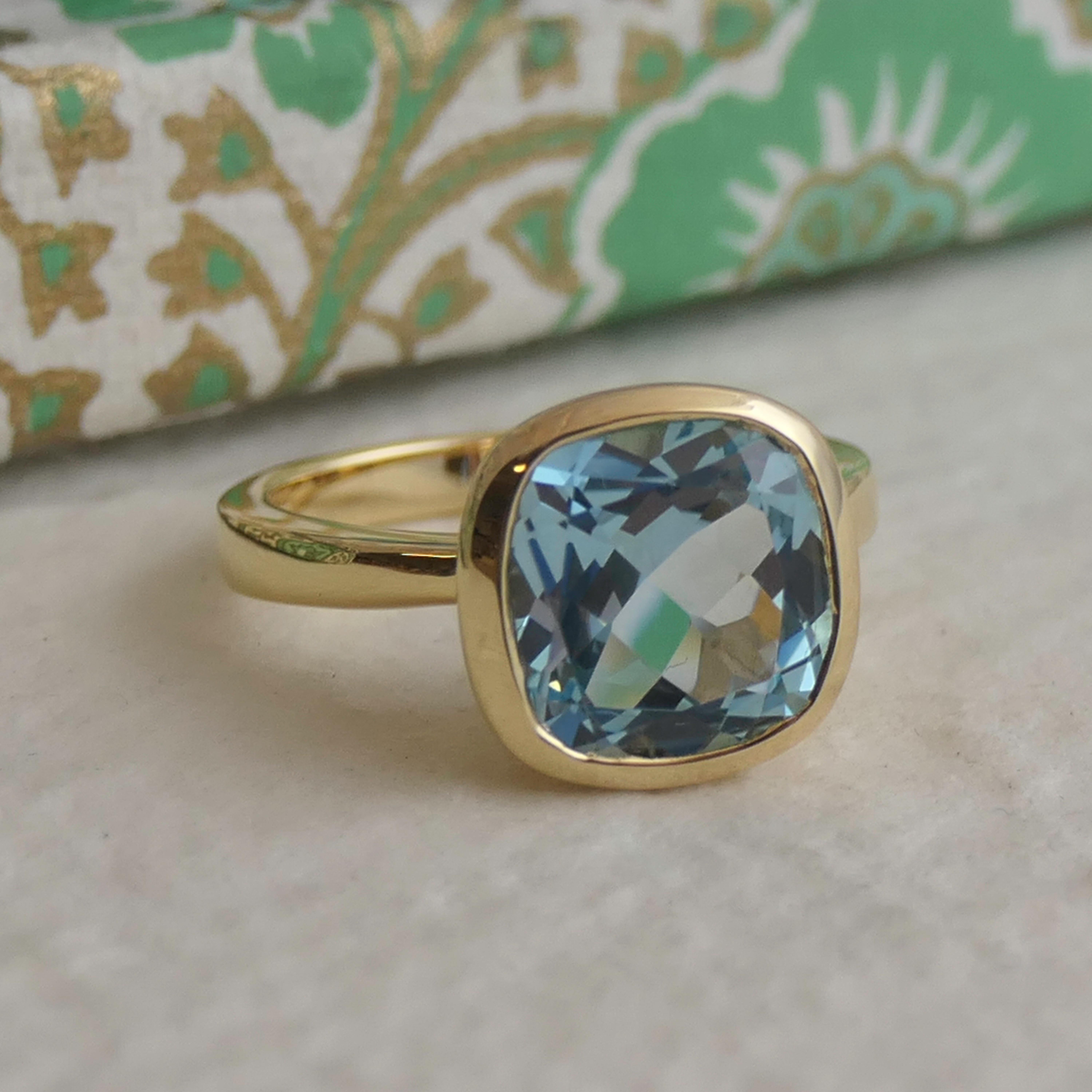 Donna Anello in argento placcato oro con taglio a cuscino di topazio blu in vendita
