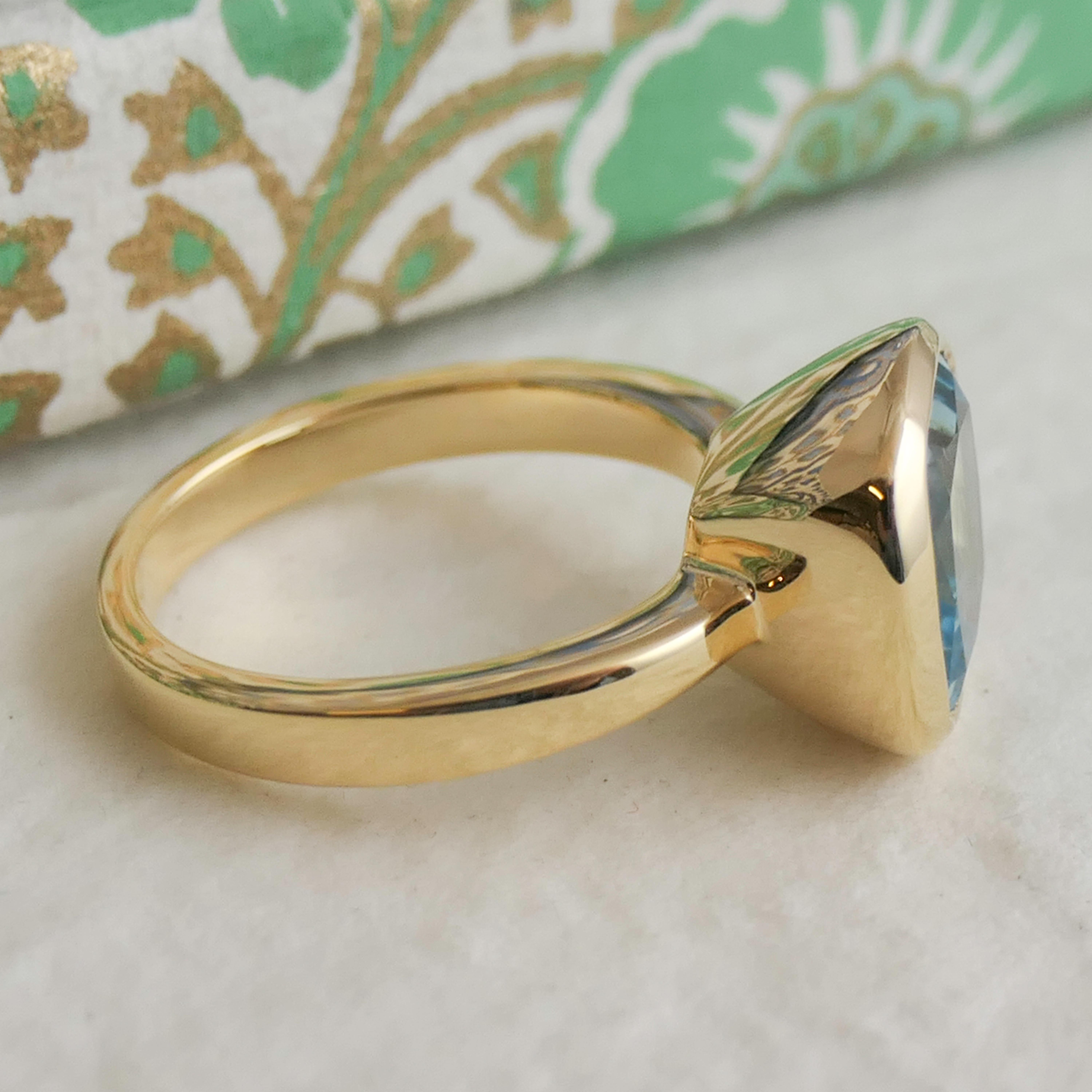 Anello in argento placcato oro con taglio a cuscino di topazio blu in vendita 1