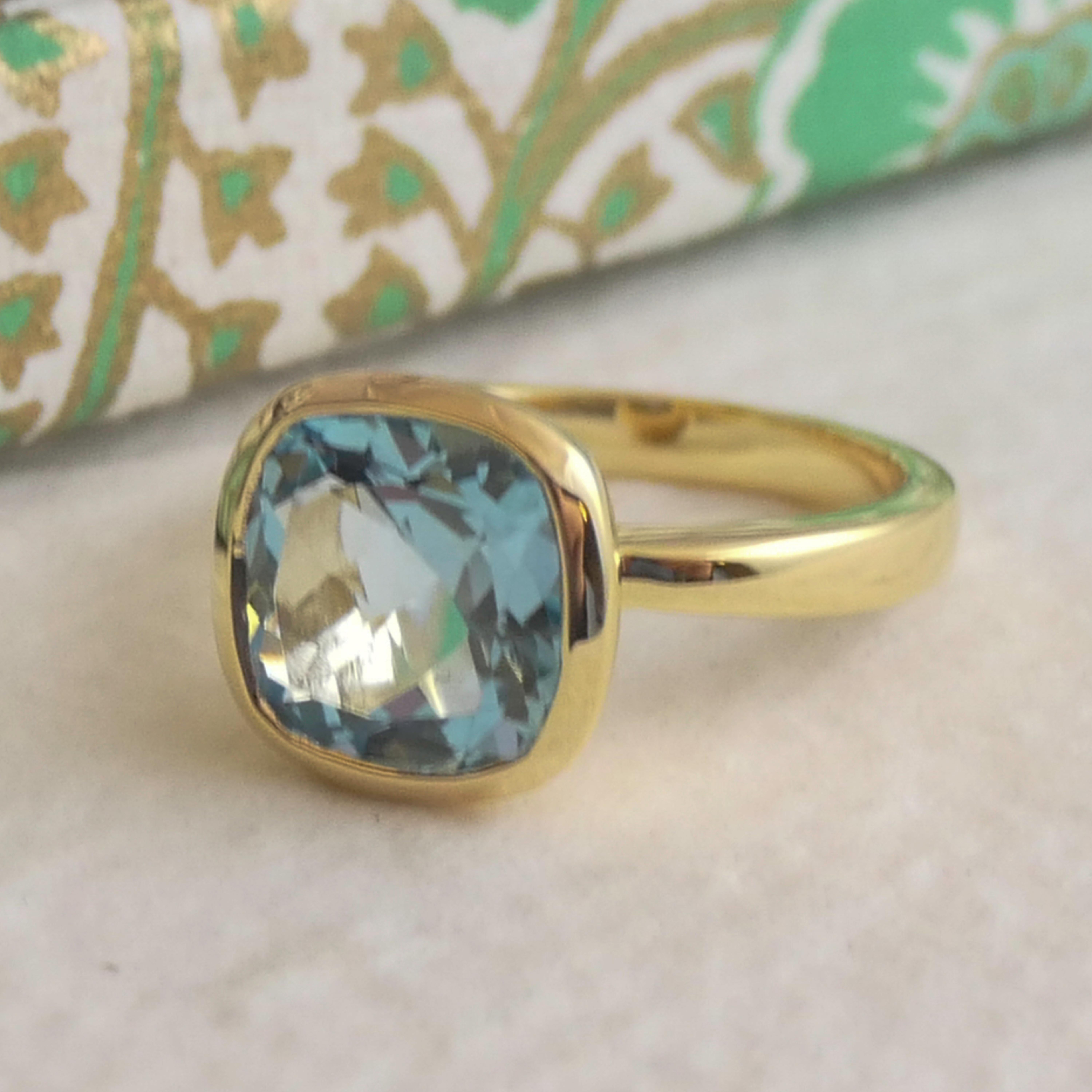 Anello in argento placcato oro con taglio a cuscino di topazio blu in vendita 2