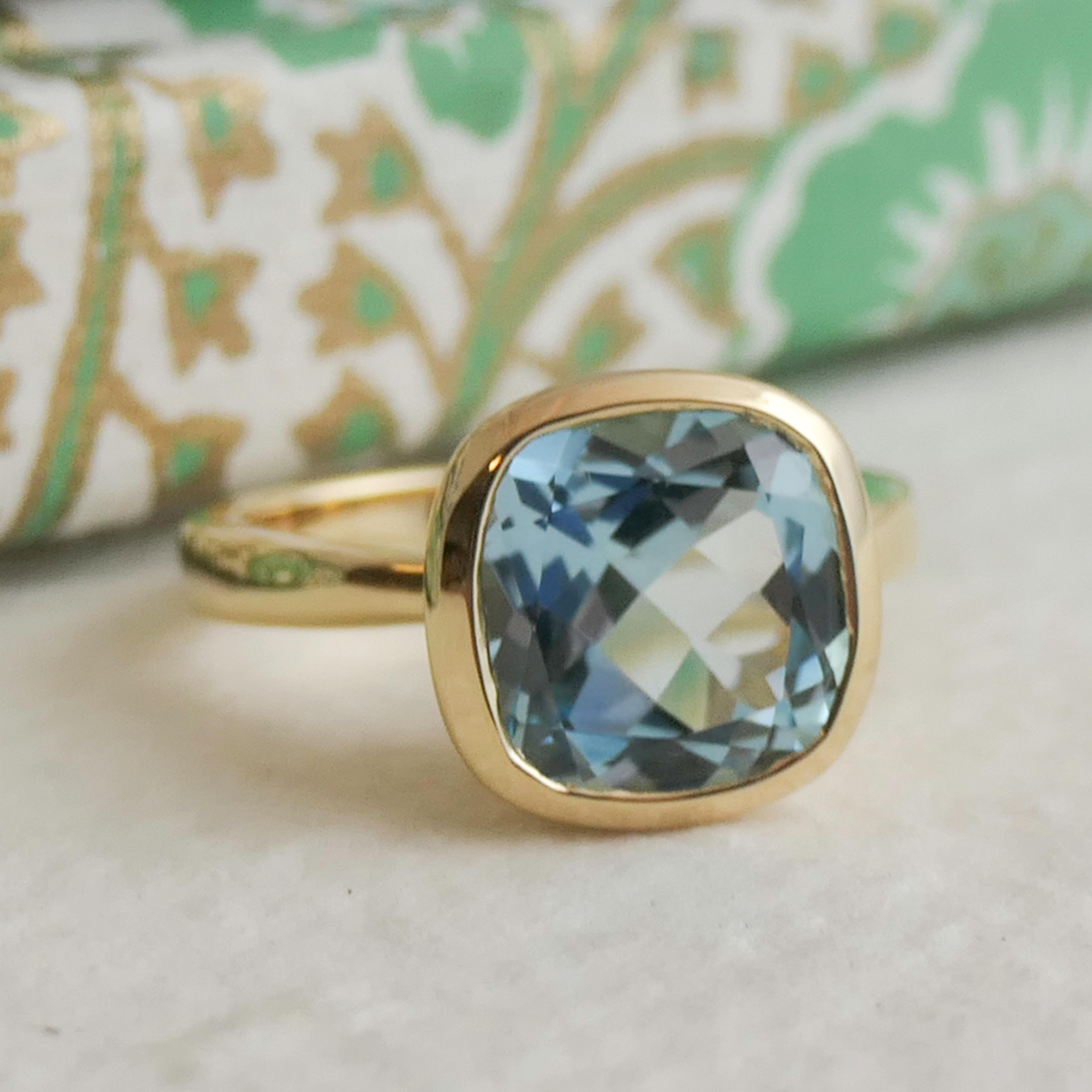 Anello in argento placcato oro con taglio a cuscino di topazio blu in vendita 3