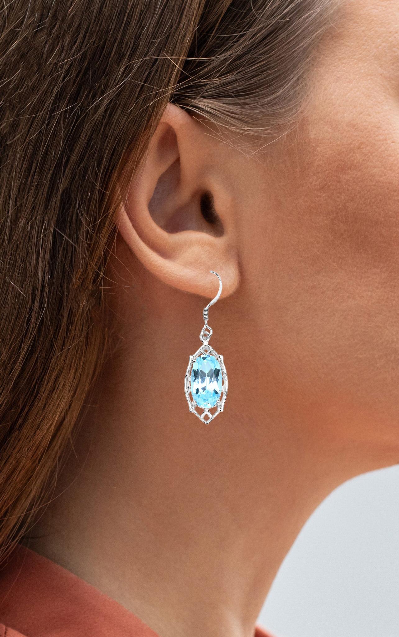 Viene fornito con la valutazione gemmologica GG/AJP.
Tutte le gemme sono naturali
2 Topazi blu = 13,65 Carati
Metallo: Argento placcato in rodio
Dimensioni: 41 x 13 mm