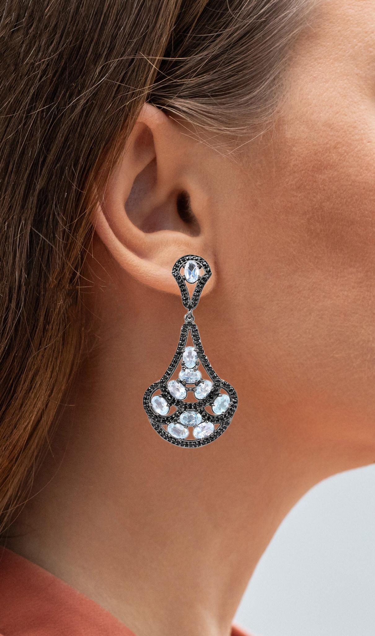 Viene fornito con la valutazione gemmologica GG/AJP.
Tutte le gemme sono naturali
20 Topazi Blu = 10,75 Carati
254 spinelli neri = 1,35 carati
Metallo: Argento placcato in rodio
Dimensioni: 56 x 27 mm