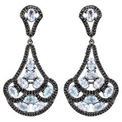 Orecchini a pendente con topazio blu e spinello nero 12,1 carati A. Silver