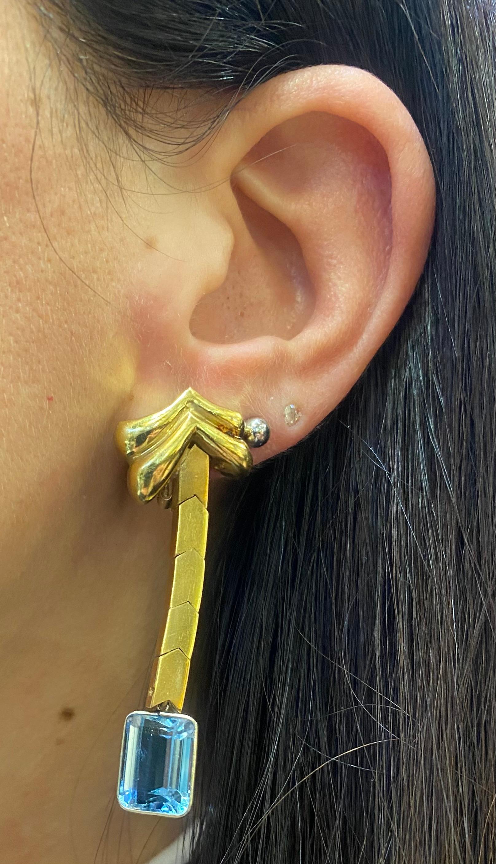 Blue Topaz Dangle Earrings

A pair of earrings featuring two emerald cut blue topaz set in 14 & 18 karat yellow gold.

Topaz Weight: approximately 14.62 carats 

Measurements:  2 ¼ inches long 

Back Type: clip on 

Gram Weight: 21.6 grams 


