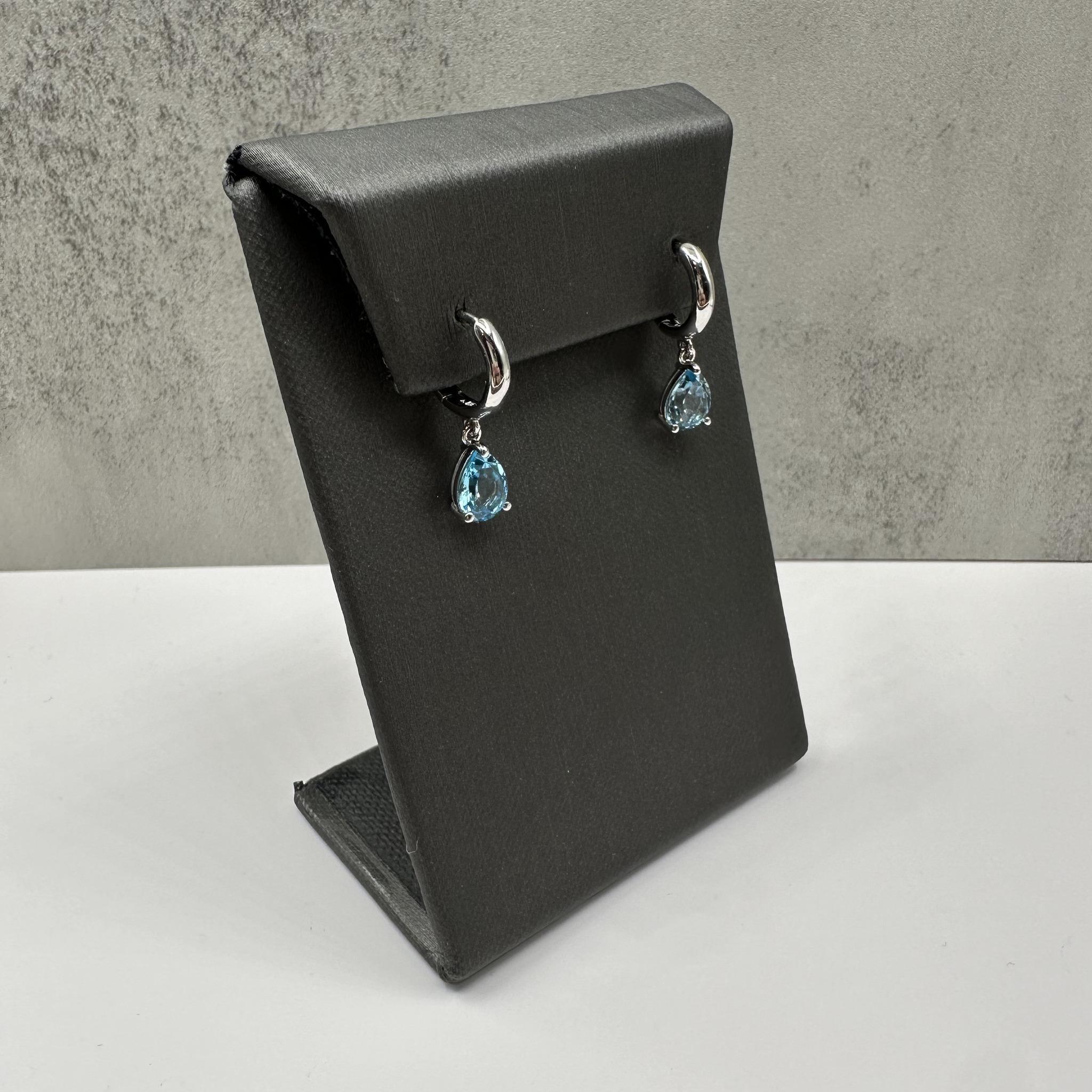 Ces élégantes boucles d'oreilles pendantes en argent sterling ornées de topazes bleues naturelles taillées en poire d'environ 8 x 6 mm brillent magnifiquement sous tous les éclairages. Pesant 3 grammes, elles offrent un look léger mais accrocheur,