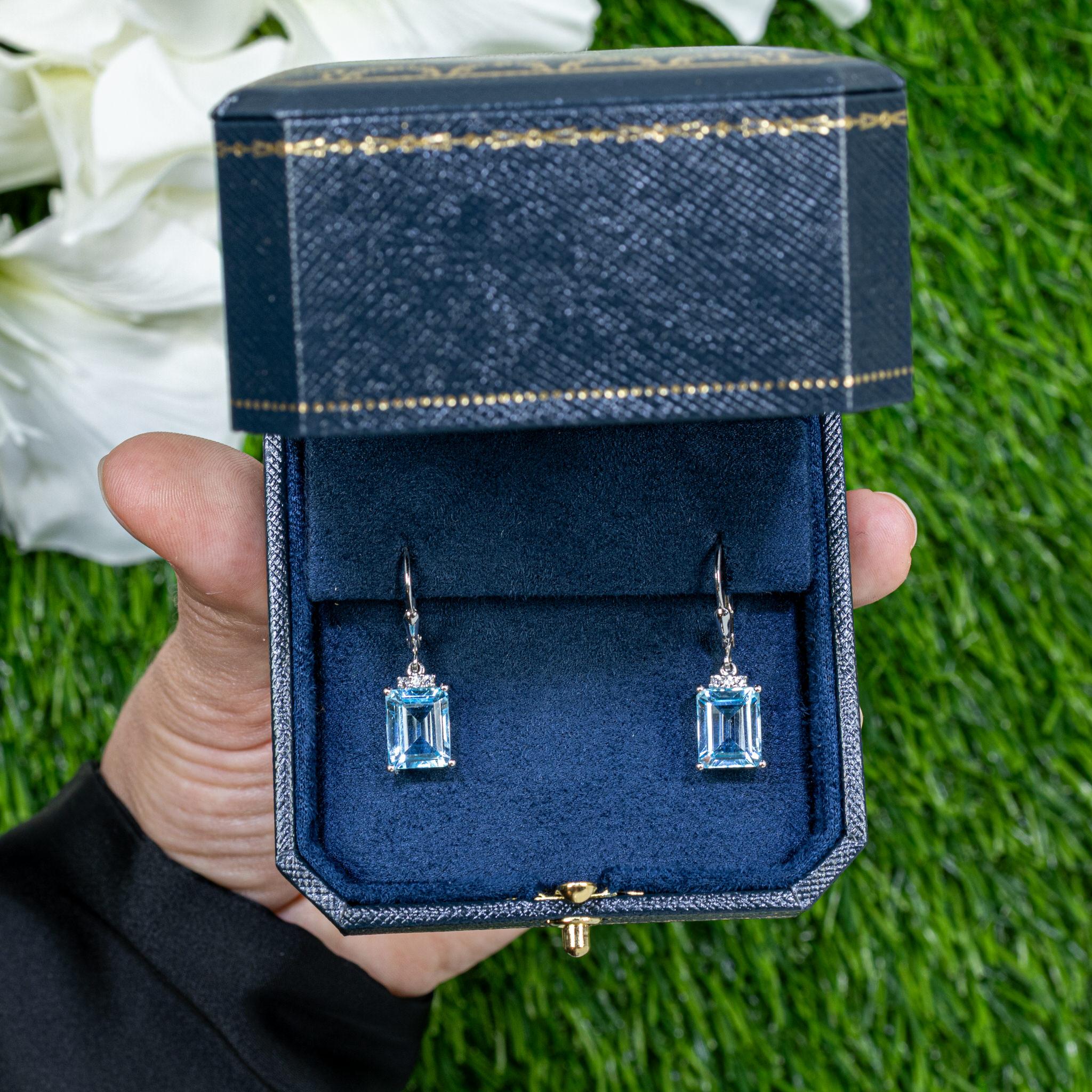 Contemporain Blue Topaz Dangle Earrings White Topaz 7.9 Carats Sterling Silver en vente