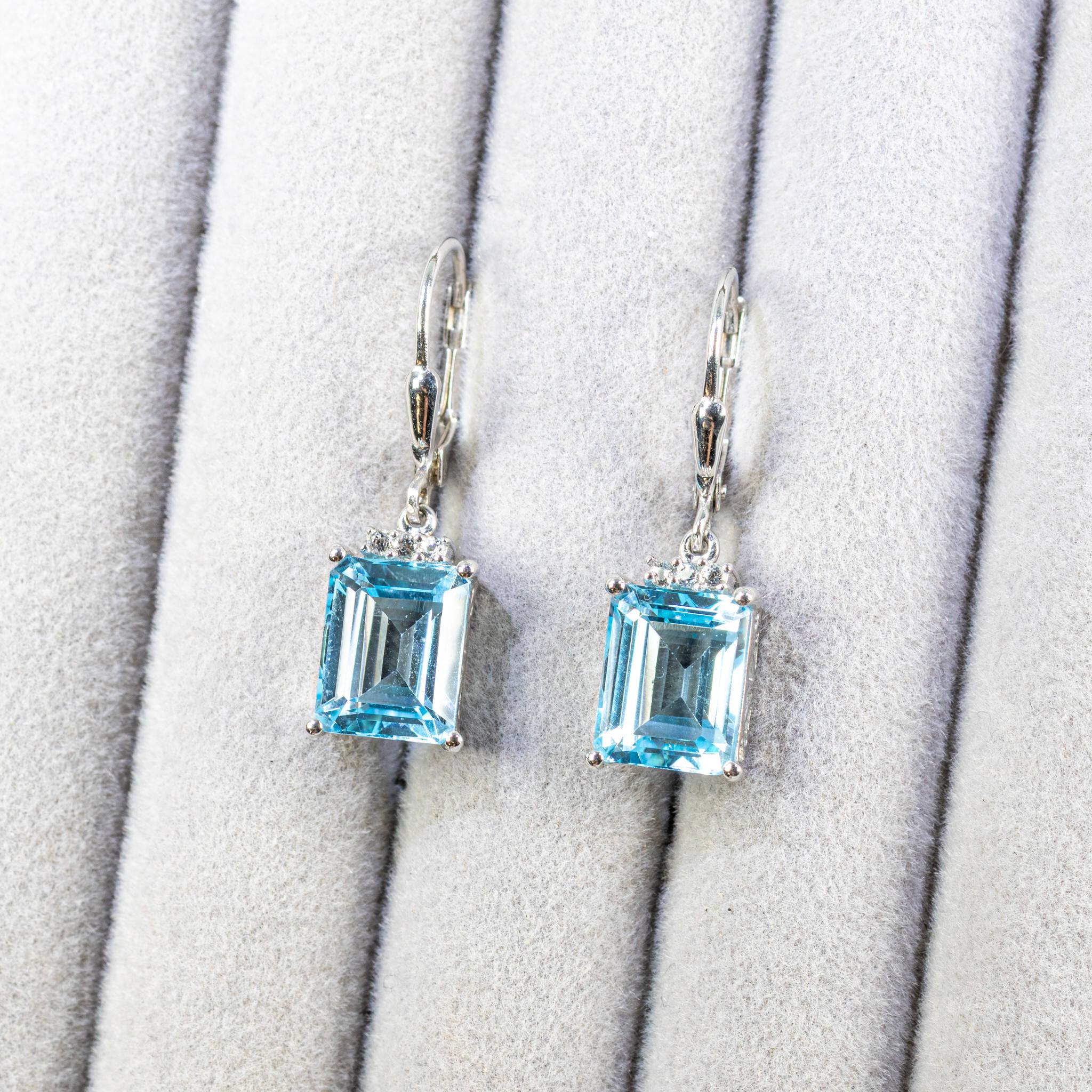 Taille émeraude Blue Topaz Dangle Earrings White Topaz 7.9 Carats Sterling Silver en vente