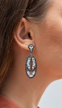 Blauer Topas Ohrhänger mit schwarzen Spinellen 13,9 Karat rhodiniertem Silber