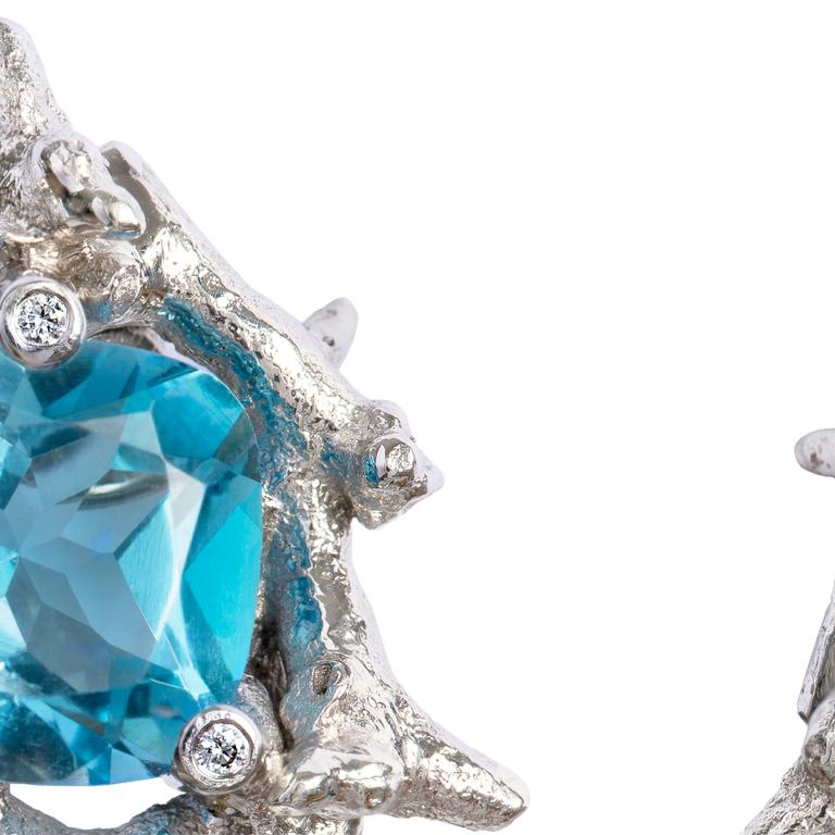 Taille coussin Clips d'oreilles en or blanc 18 carats avec topaze bleue et diamants en vente