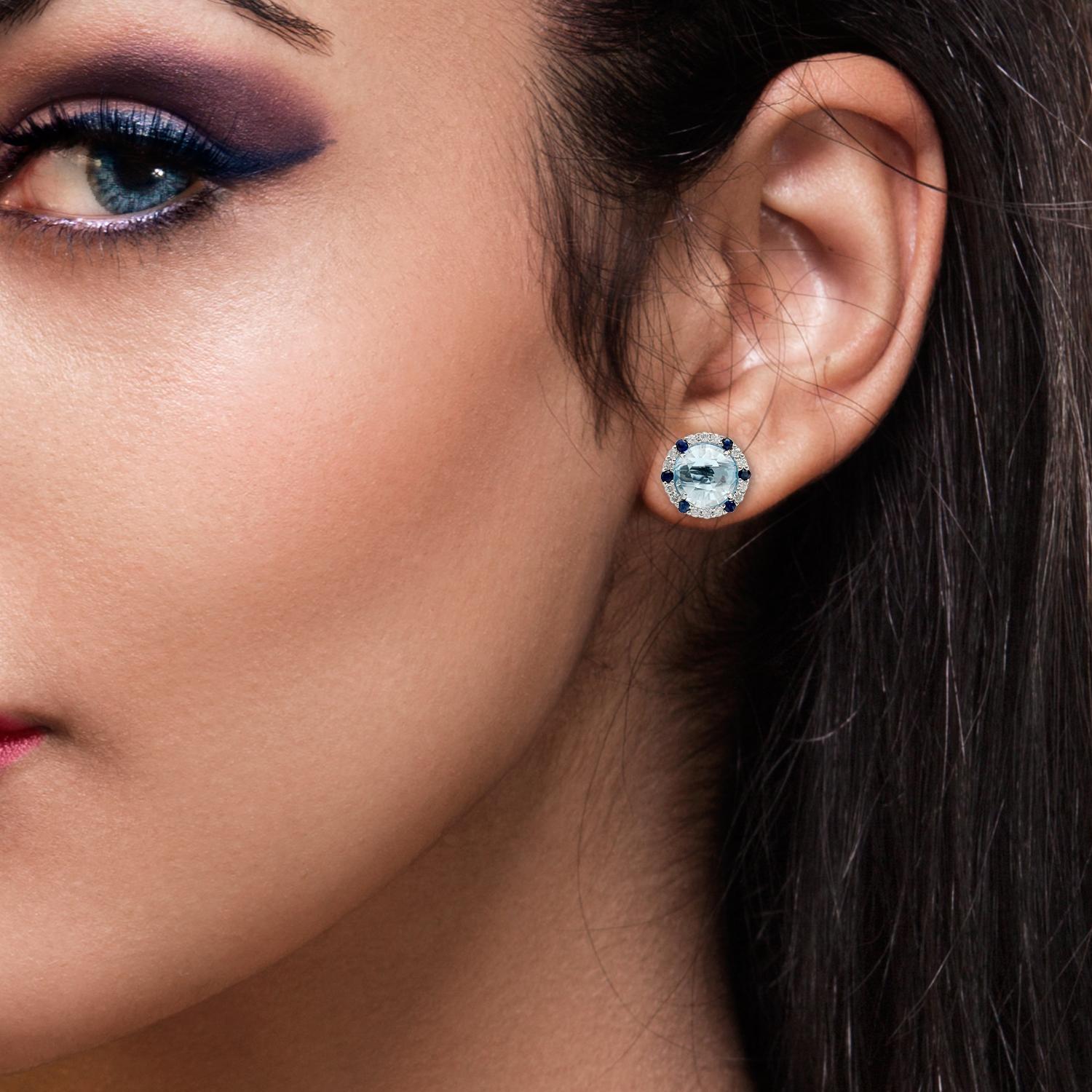 Coulé en or 18 carats.  Ces magnifiques boucles d'oreilles sont serties à la main de 4,78 carats de topaze bleue, de 0,29 carat de saphir bleu et de 0,27 carat de diamants étincelants.  

SUIVRE  La vitrine de MEGHNA JEWELS pour découvrir la