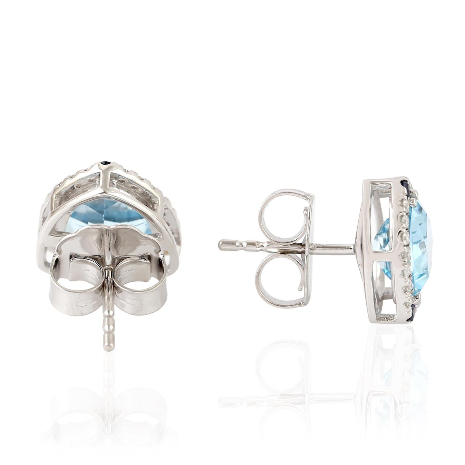 Coulé en or 18 carats.  Ces magnifiques boucles d'oreilles sont serties à la main de 4,41 carats de topaze bleue, de 0,05 carat de saphir bleu et de 0,29 carat de diamants étincelants.  

SUIVRE  La vitrine de MEGHNA JEWELS pour découvrir la