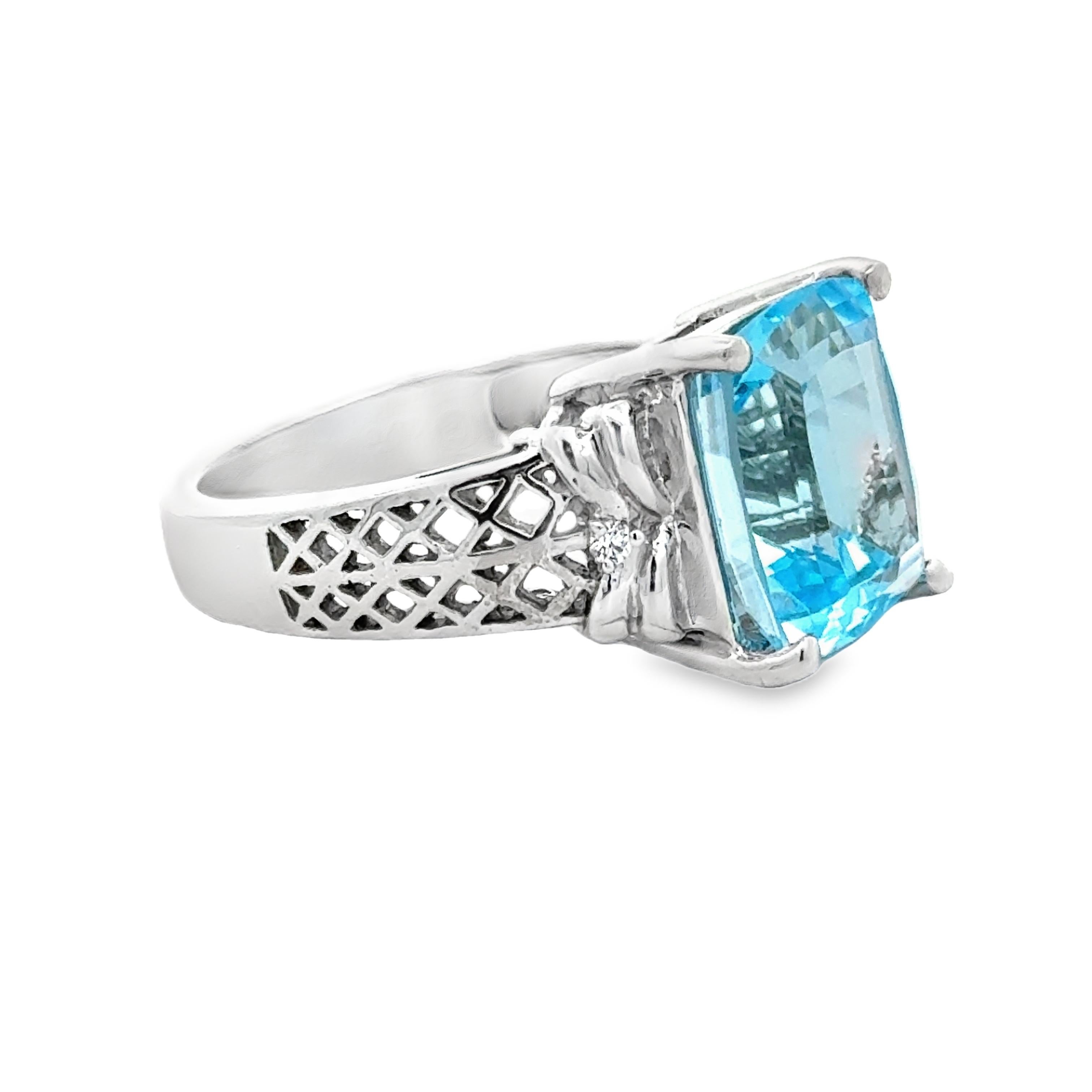 Moderno Anello da cocktail con topazio blu, diamante e oro bianco 14K in vendita