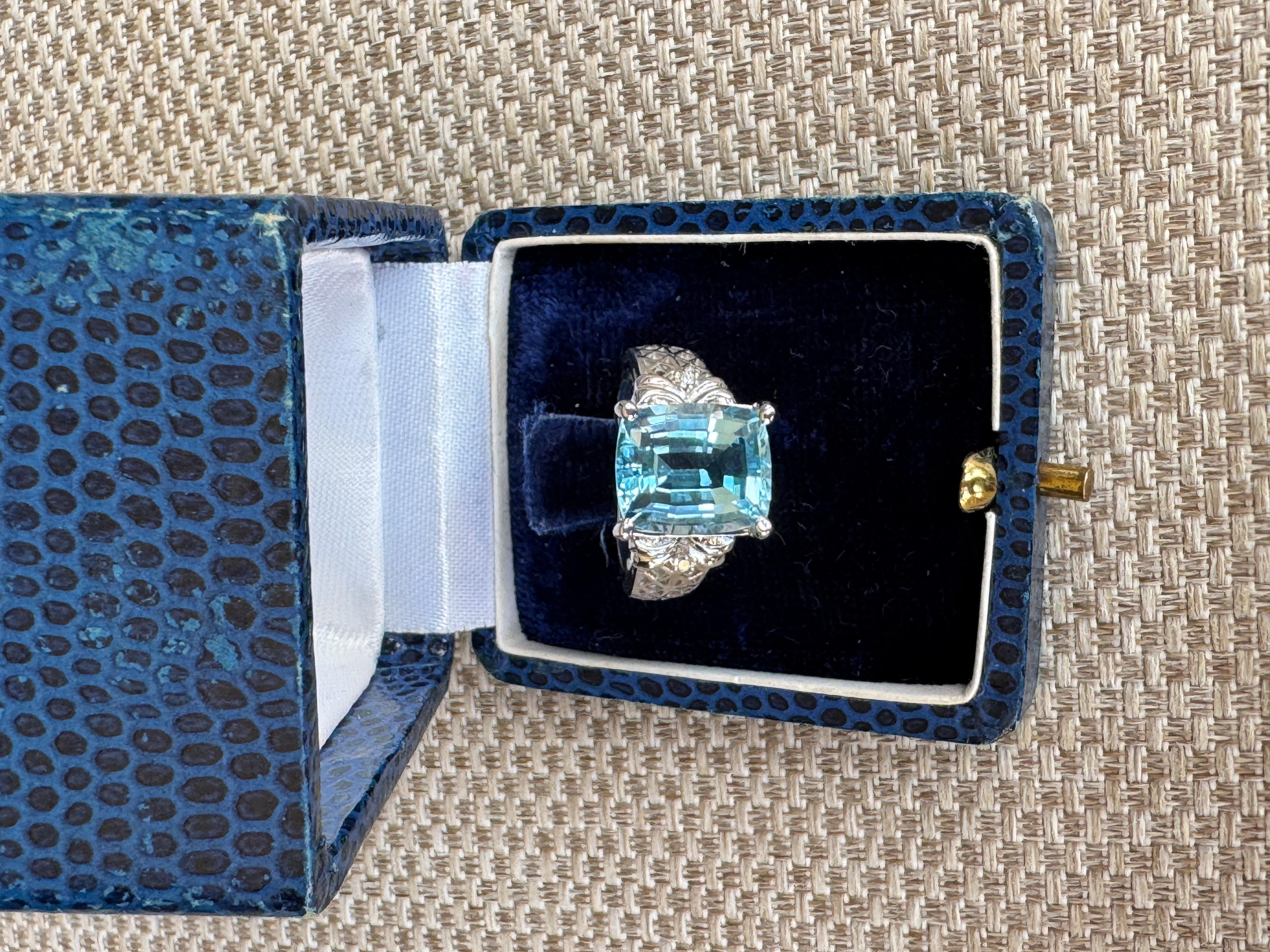 Anello da cocktail con topazio blu, diamante e oro bianco 14K In condizioni buone in vendita a Derby, NY