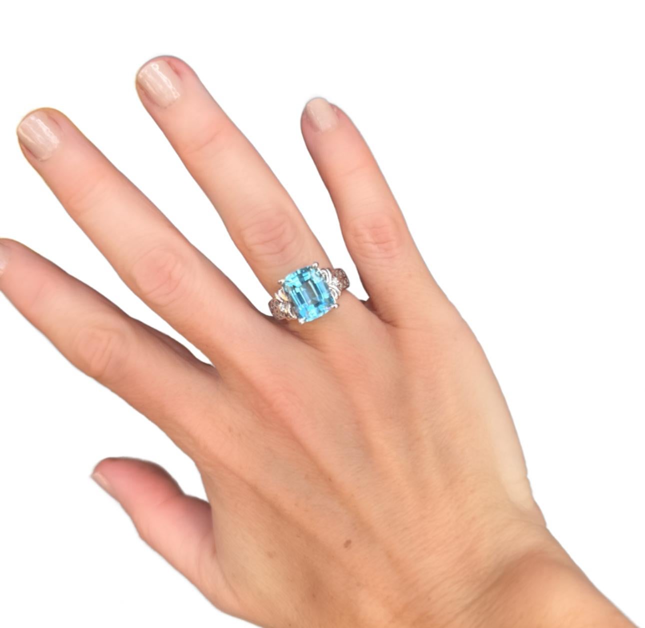 Donna Anello da cocktail con topazio blu, diamante e oro bianco 14K in vendita