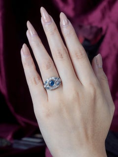 Anillo de compromiso geométrico de estilo Art Déco con topacio azul y diamantes, en oro blanco de 14K