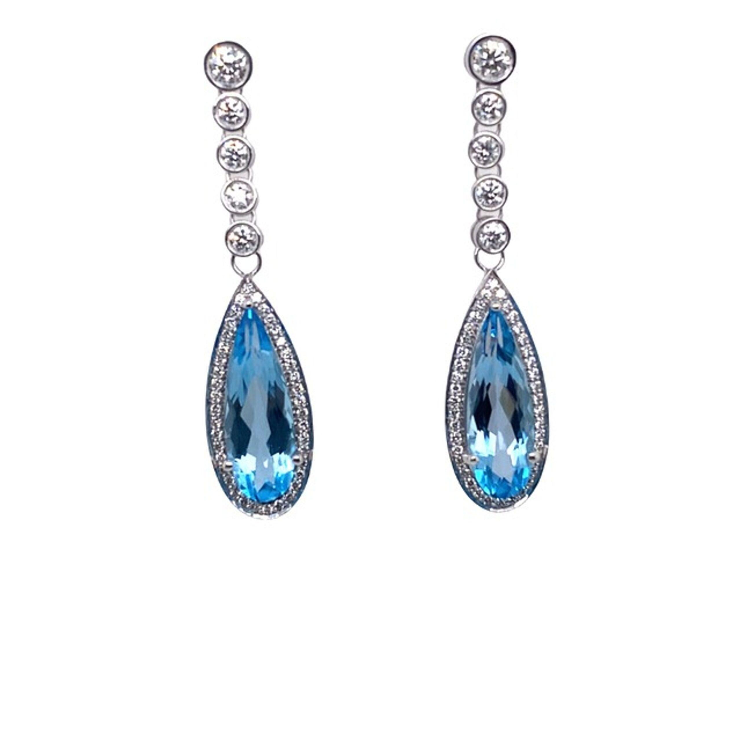 Boucles d'oreilles pendantes en topaze bleue et diamant,  Serti de 2,10ct de diamants F/VS et de 2 topazes bleues en forme de poire de 6,40ct serties dans de l'or blanc 18ct. Fabriqué par Jewellery Cave.

Informations supplémentaires :
Poids total