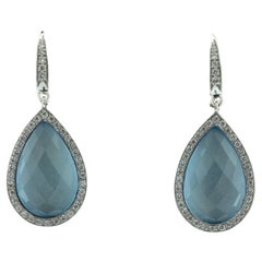 Boucles d'oreilles pendantes en or blanc 18k avec topaze bleue et diamant en halo
