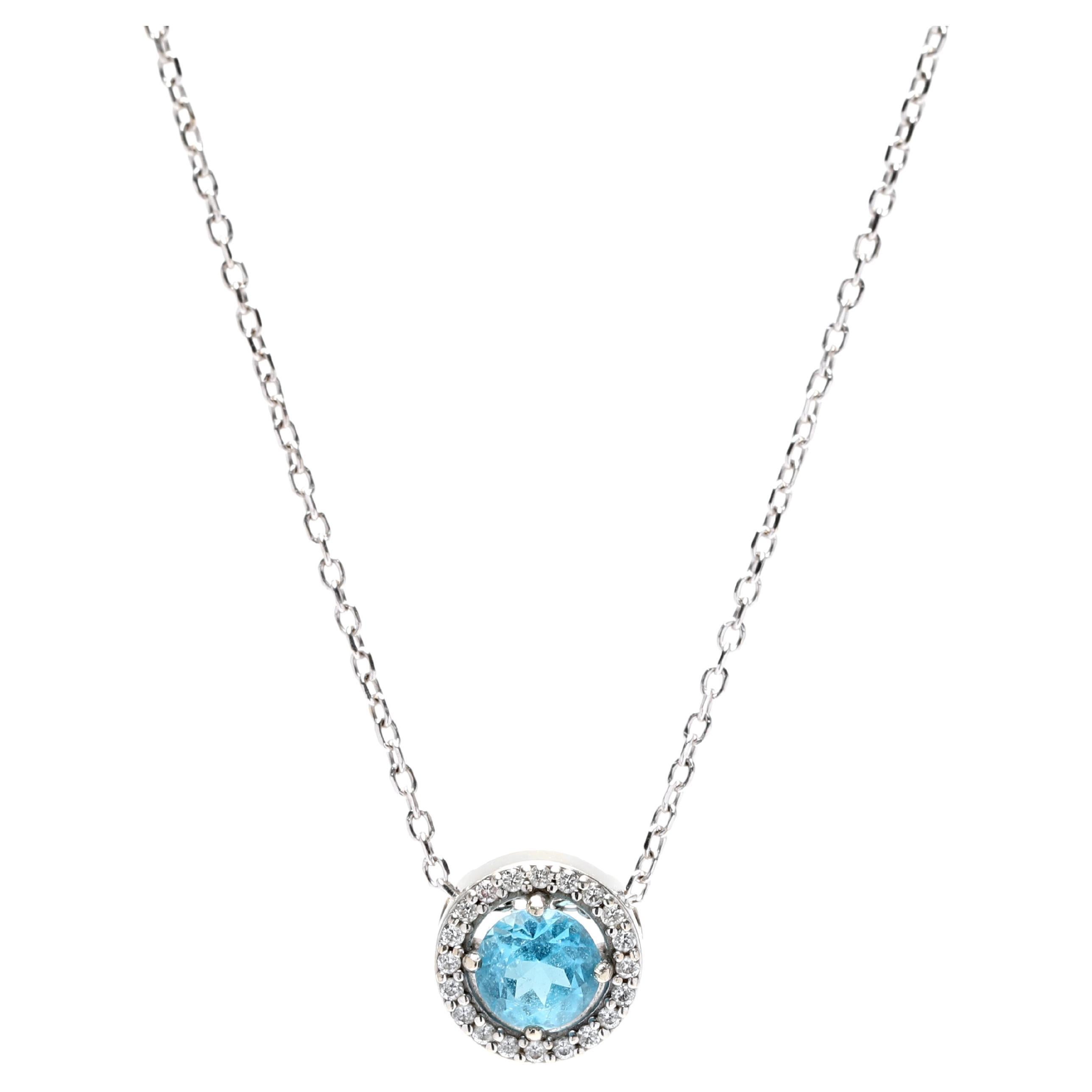 Collier pendentif halo de topaze bleue et diamants, or blanc 14 carats