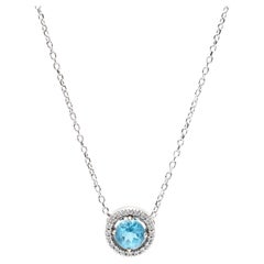 Collier pendentif halo de topaze bleue et diamants, or blanc 14 carats