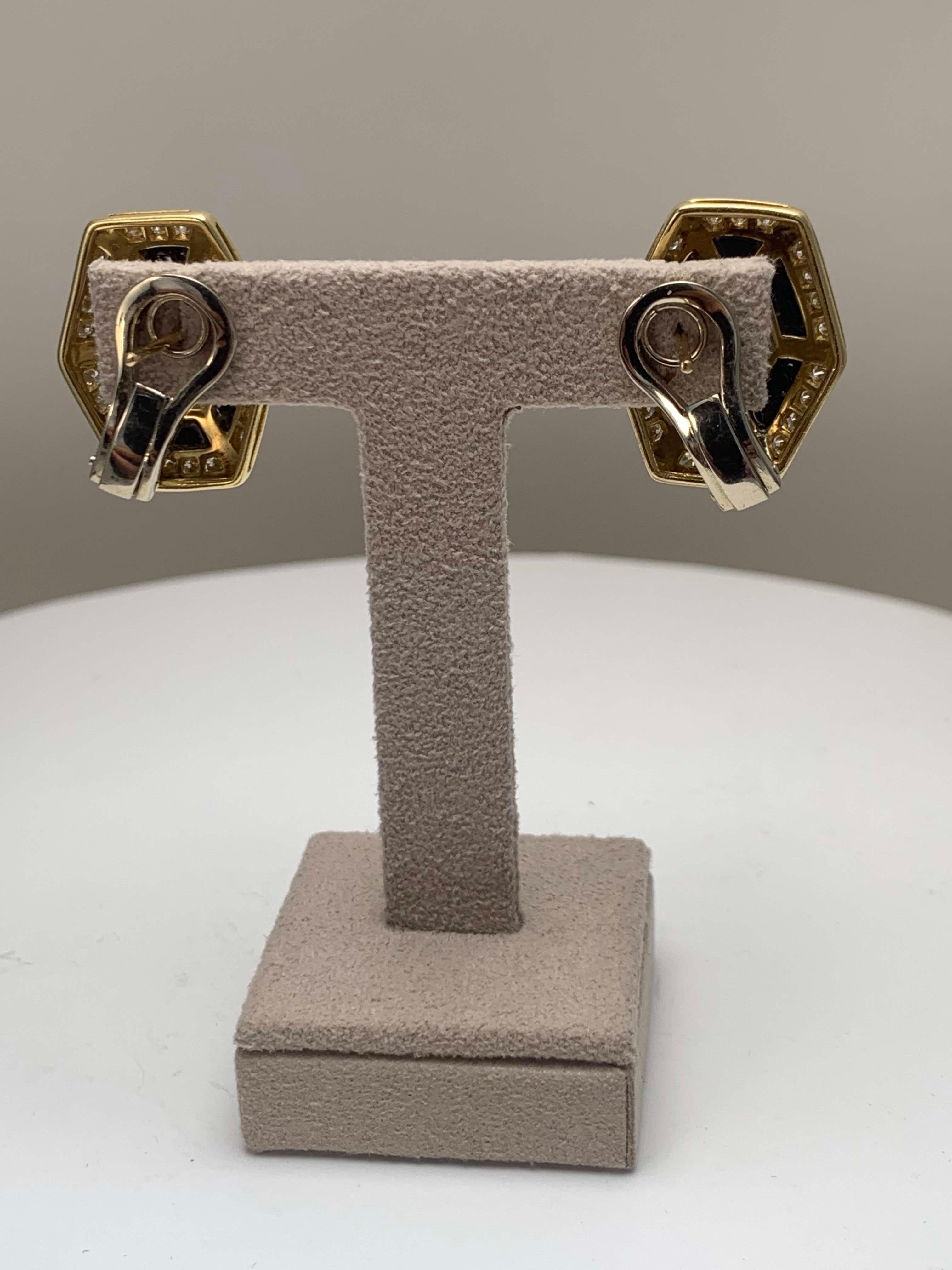 Contemporaneo Orecchini a clip in oro giallo con diamante e topazio blu e onice in vendita