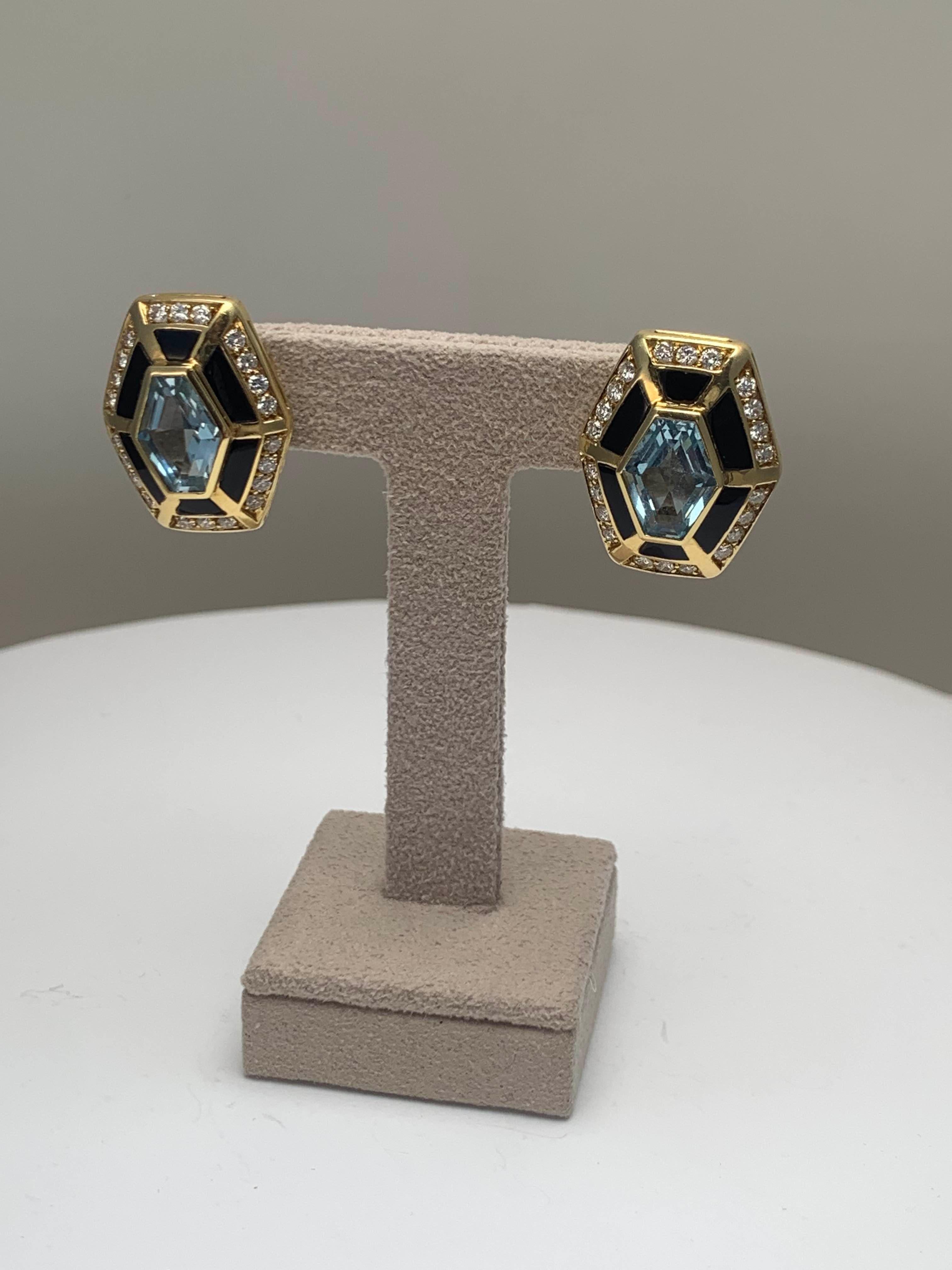 Taglio brillante Orecchini a clip in oro giallo con diamante e topazio blu e onice in vendita