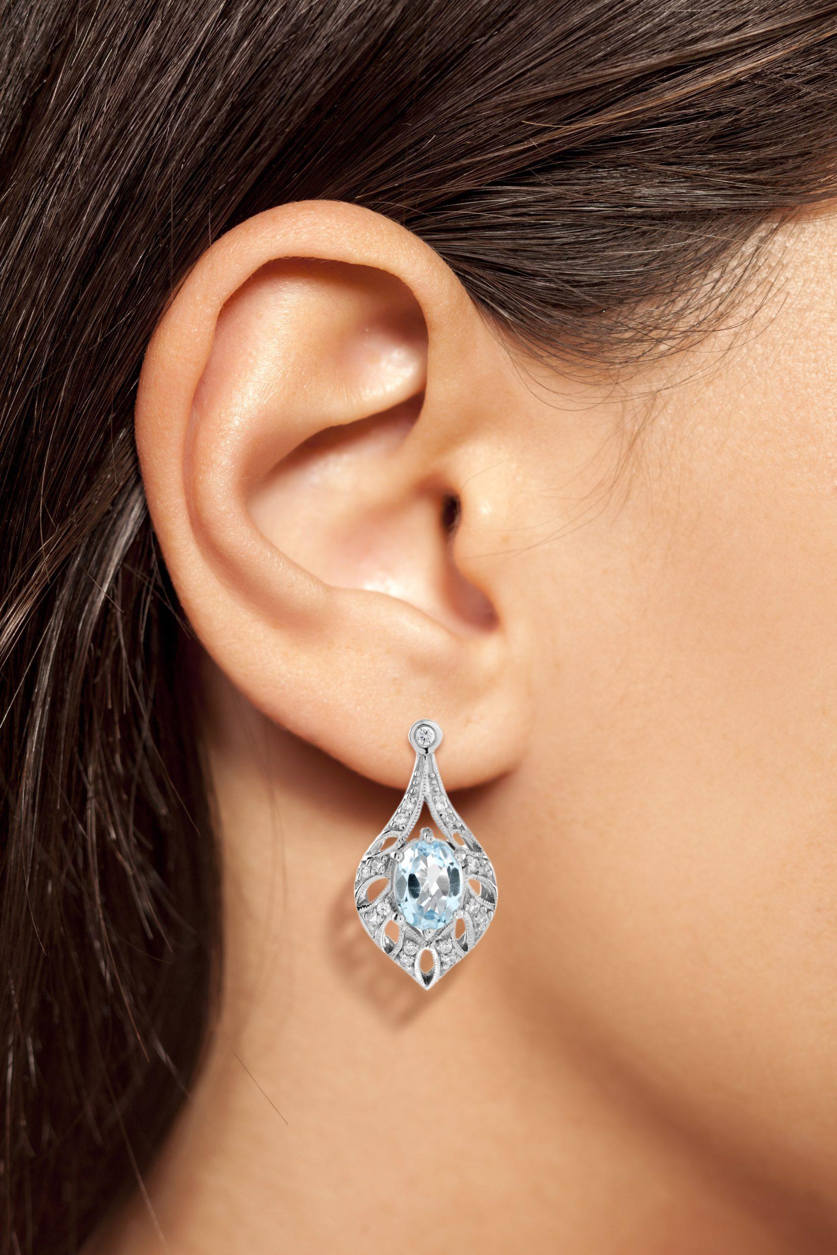 Boucles d'oreilles pendantes en or blanc avec topaze bleue et diamant en forme de cadre ajouré de style Art déco Neuf - En vente à Oakton, VA