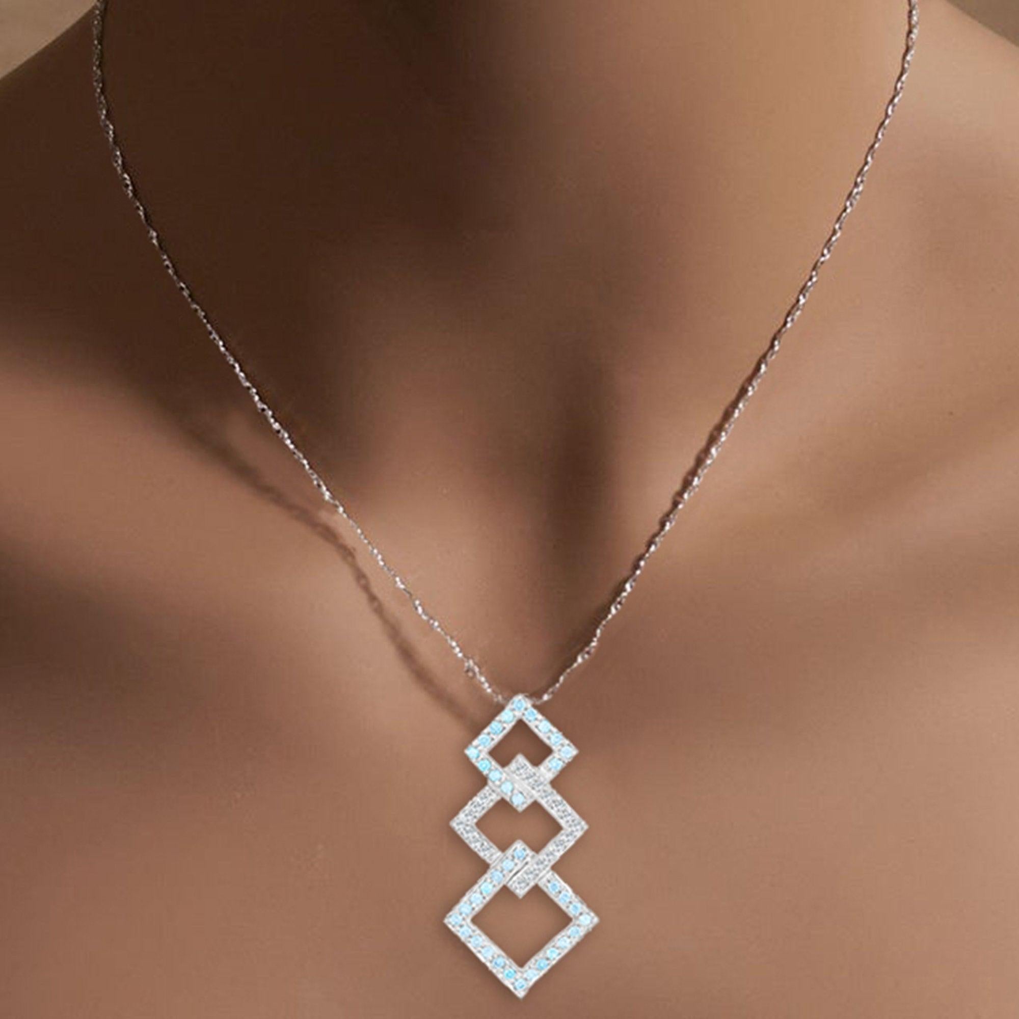 ♥ Sommaire du produit ♥

Pierre principale : Diamant et topaze bleue
Approx. Poids en carats du diamant : .58cttw
Couleur du diamant : H/I
Clarté du diamant : I1/I2 
Métal : Or blanc 14k 
Dimensions : 35mm x 18mm
Chaîne : 18