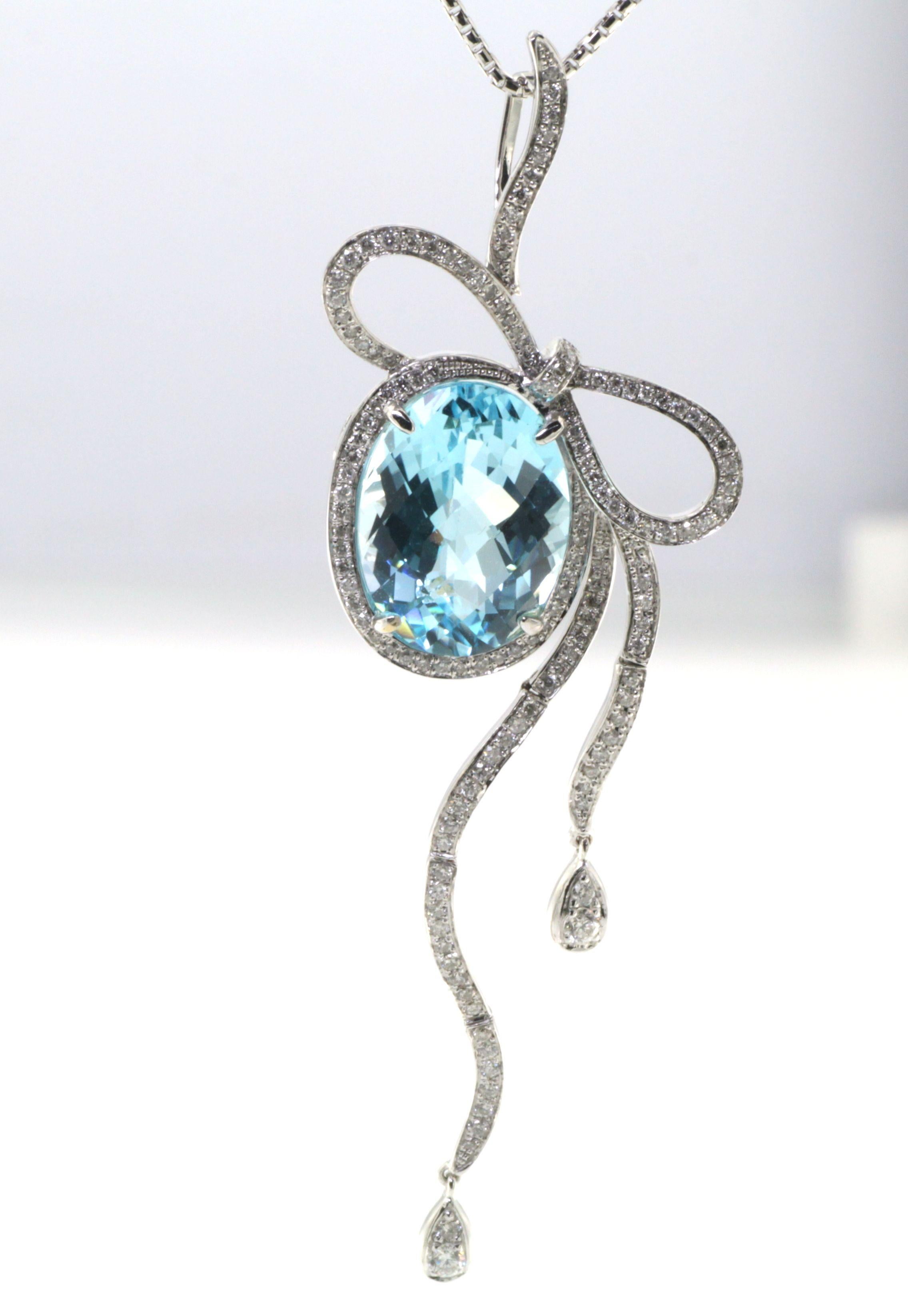 Taille ovale Pendentif ruban en or blanc 18 carats avec topaze bleue et diamants en vente