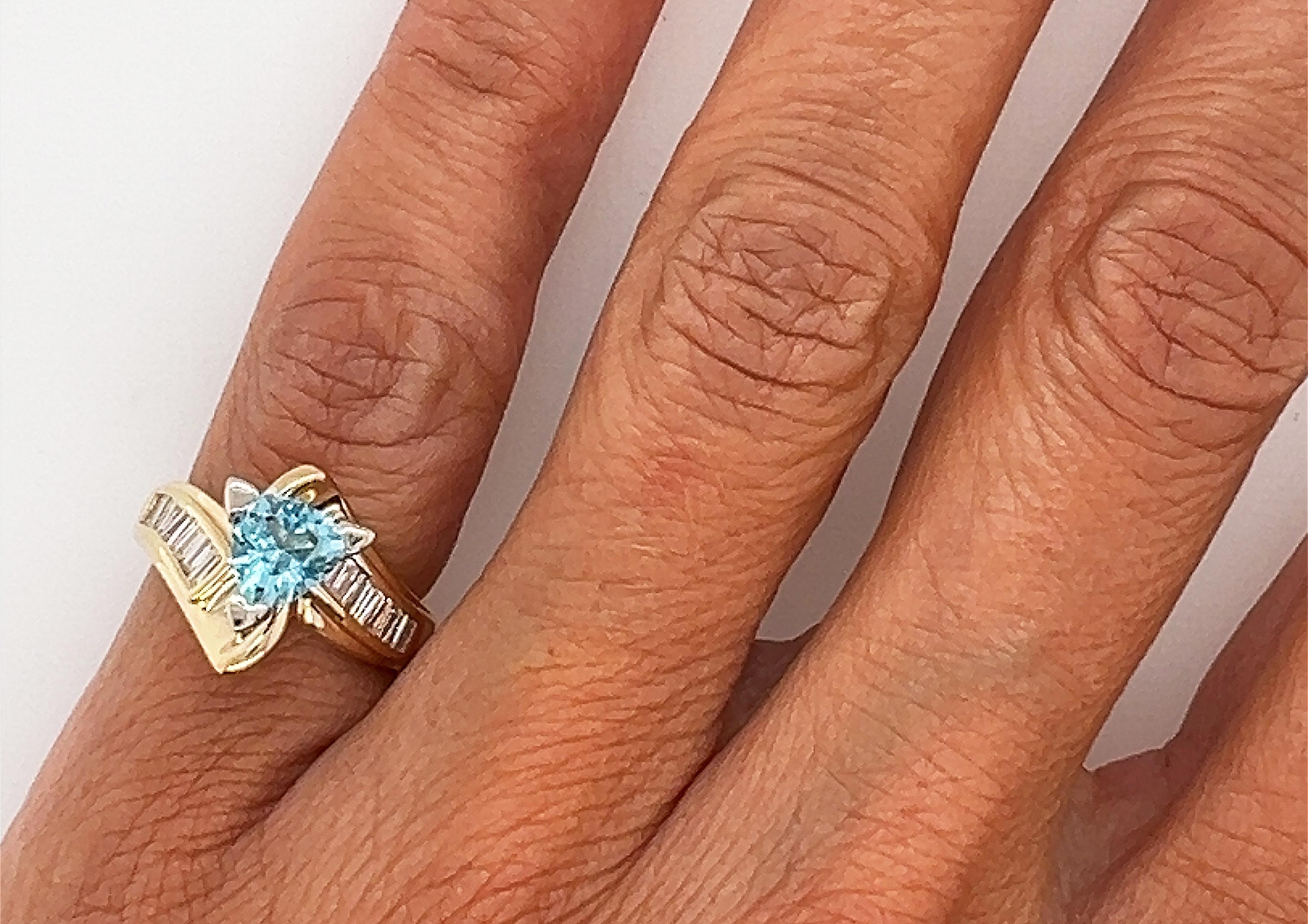 Bague diamant topaze bleue 1,56ct Flawless Trillion Cut with Baguettes 14K Gold en vente 1