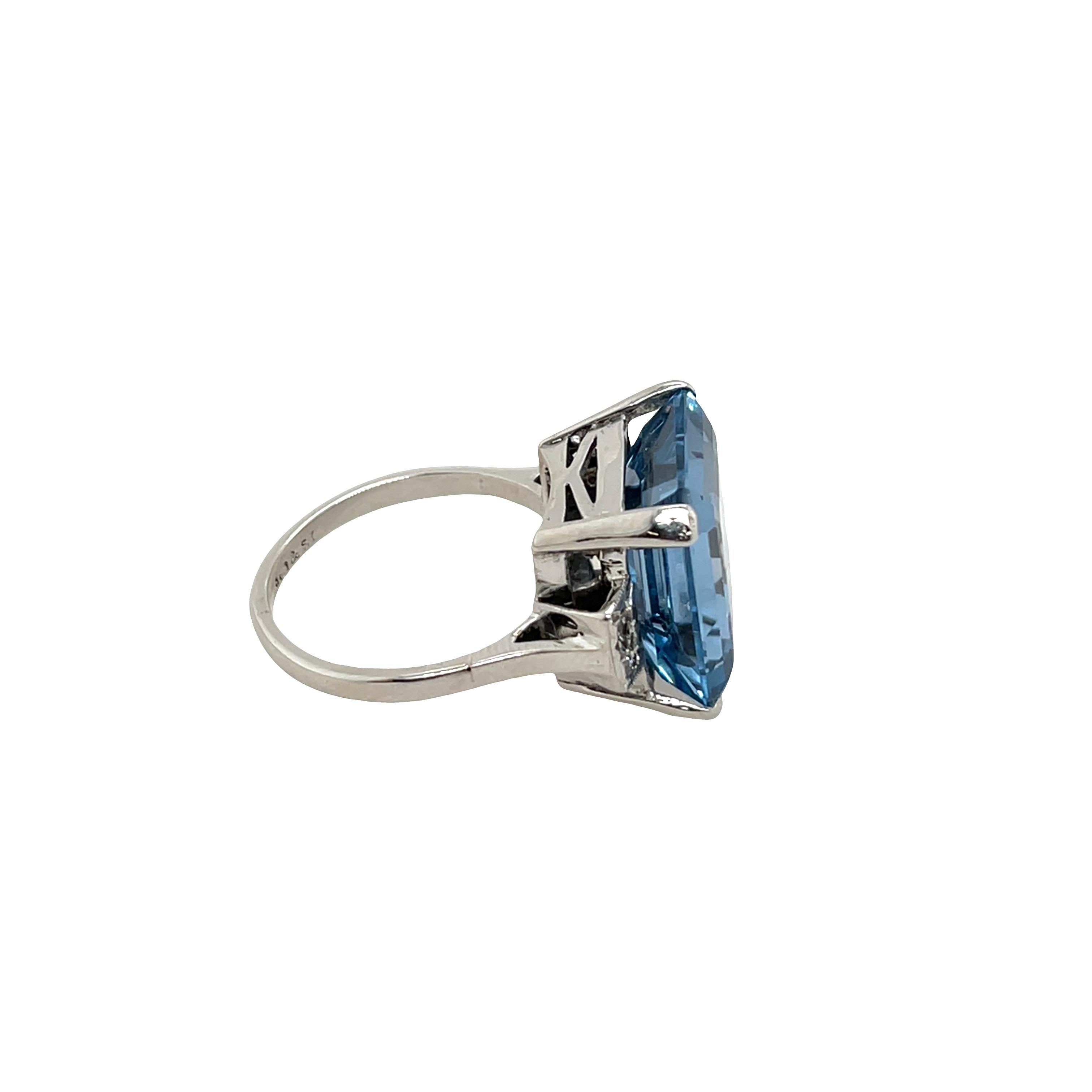 Blauer Topas & Diamant Ring aus Platin (Carréeschliff) im Angebot