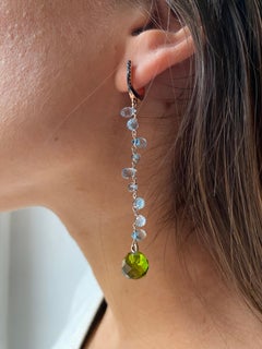 Pendants d'oreilles en or 18 carats avec topaze bleue et diamants noirs de 0,20 carat et quartz vert