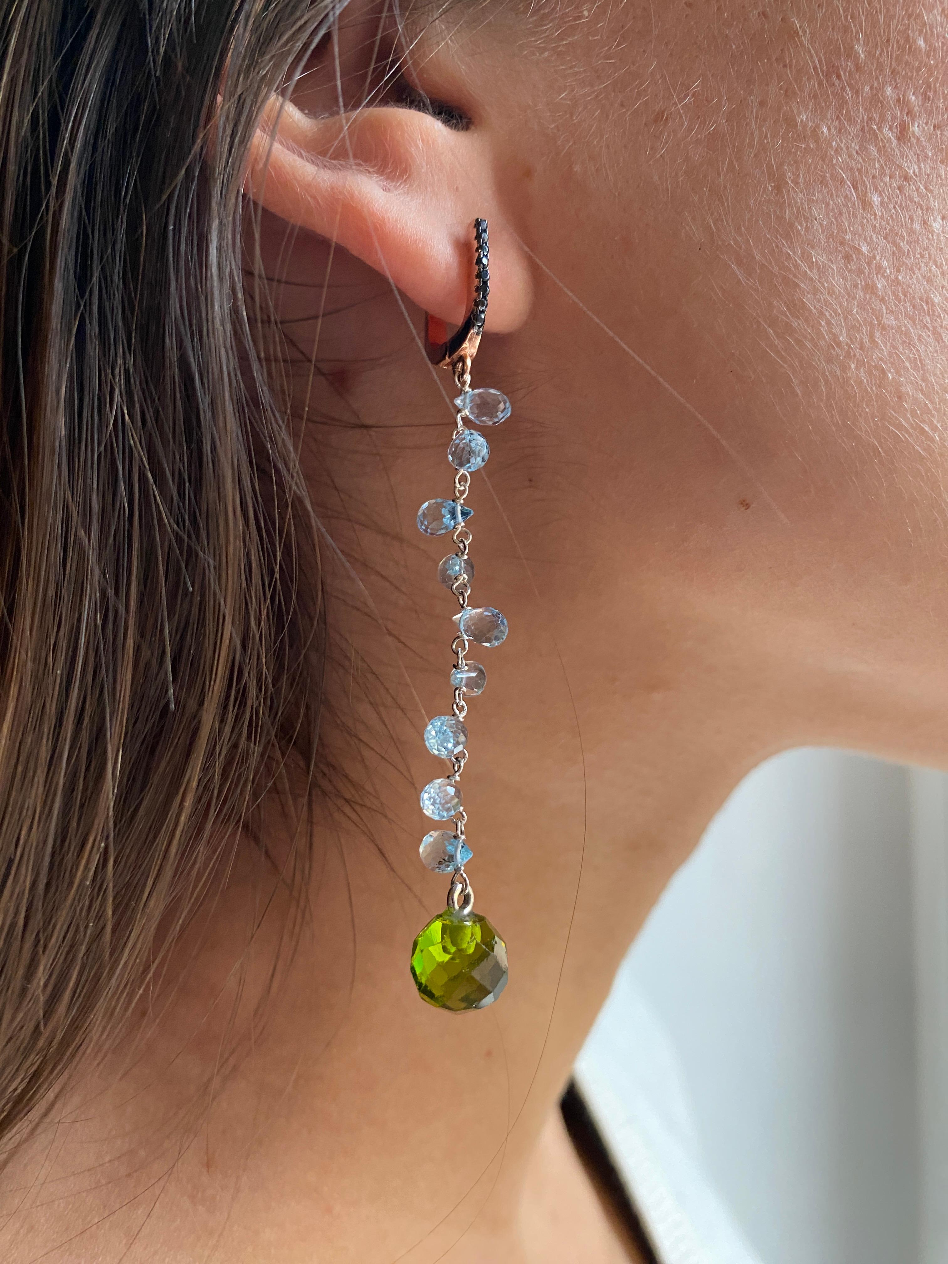 Taglio brillante Orecchini con gocce di topazio blu in oro 18k con diamanti neri 0,20c e quarzo verde in vendita
