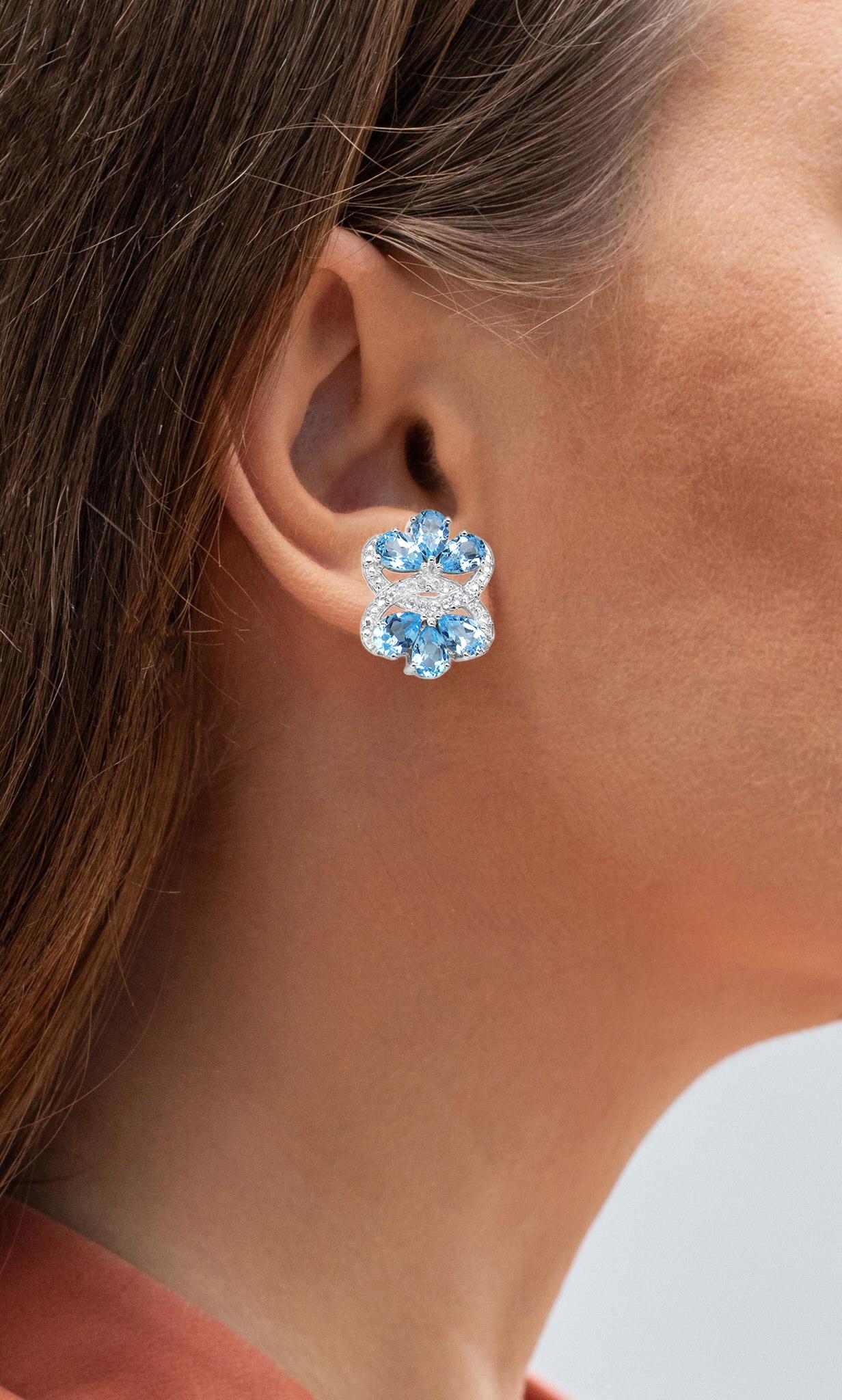 Viene fornito con la valutazione gemmologica GG/AJP.
Tutte le gemme sono naturali
12 Topazi blu = 9,75 Carati
24 topazi bianchi = 0,45 carati
Metallo: Argento placcato in rodio
Dimensioni: 22 x 18 mm