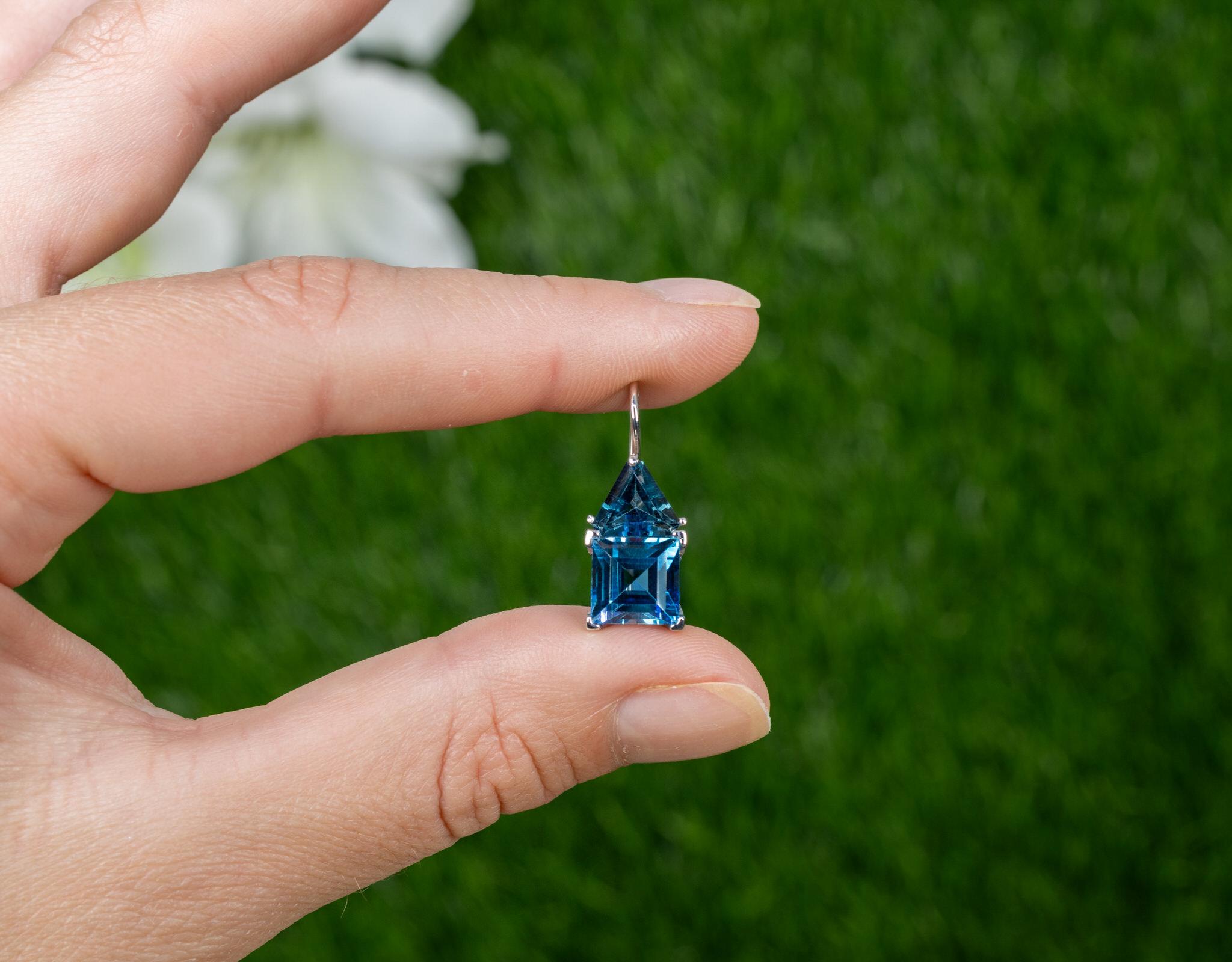 Moderne Boucles d'oreilles en or blanc 18 carats et topaze bleue 9,71 carats en vente