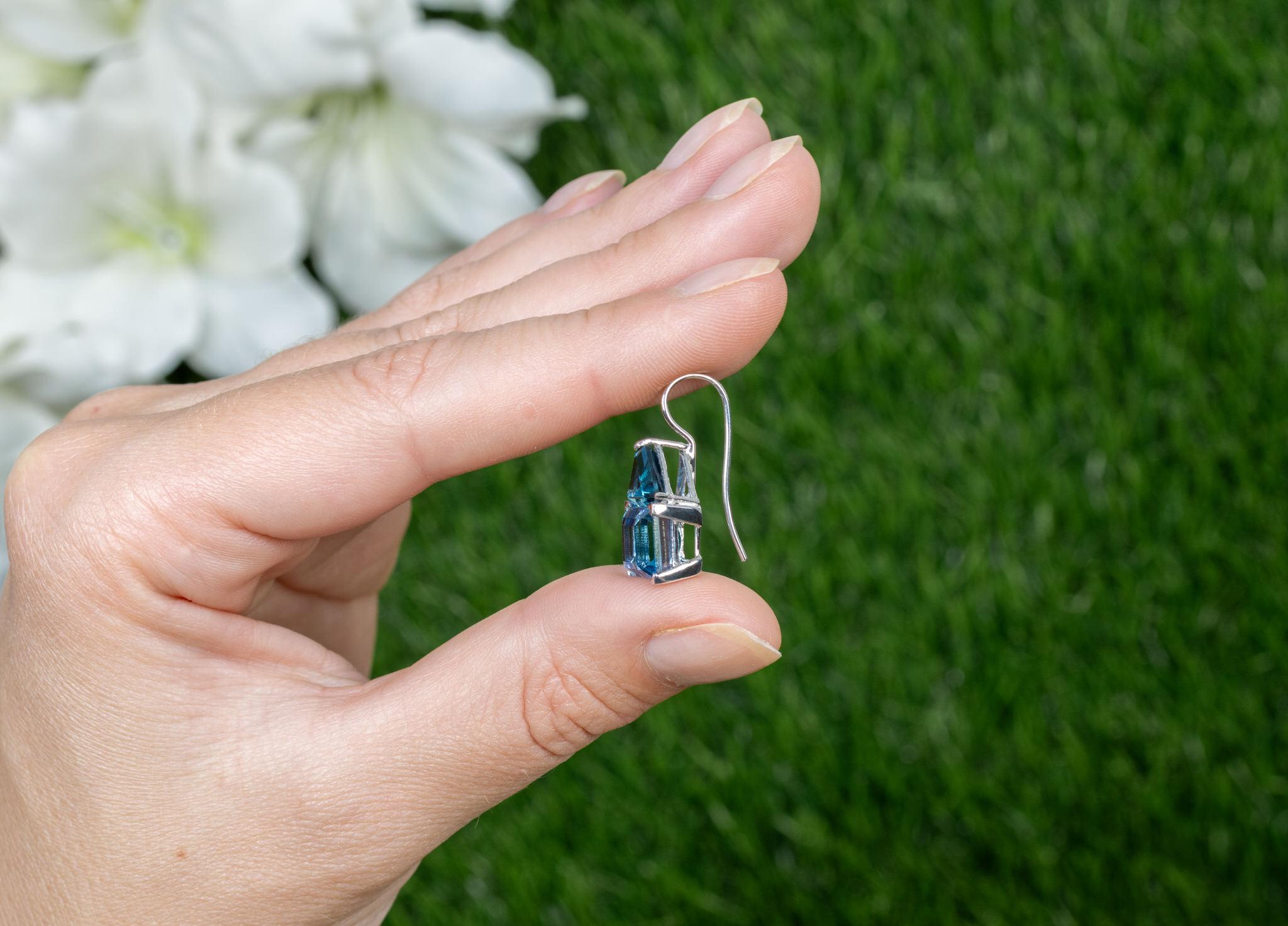 Taille mixte Boucles d'oreilles en or blanc 18 carats et topaze bleue 9,71 carats en vente