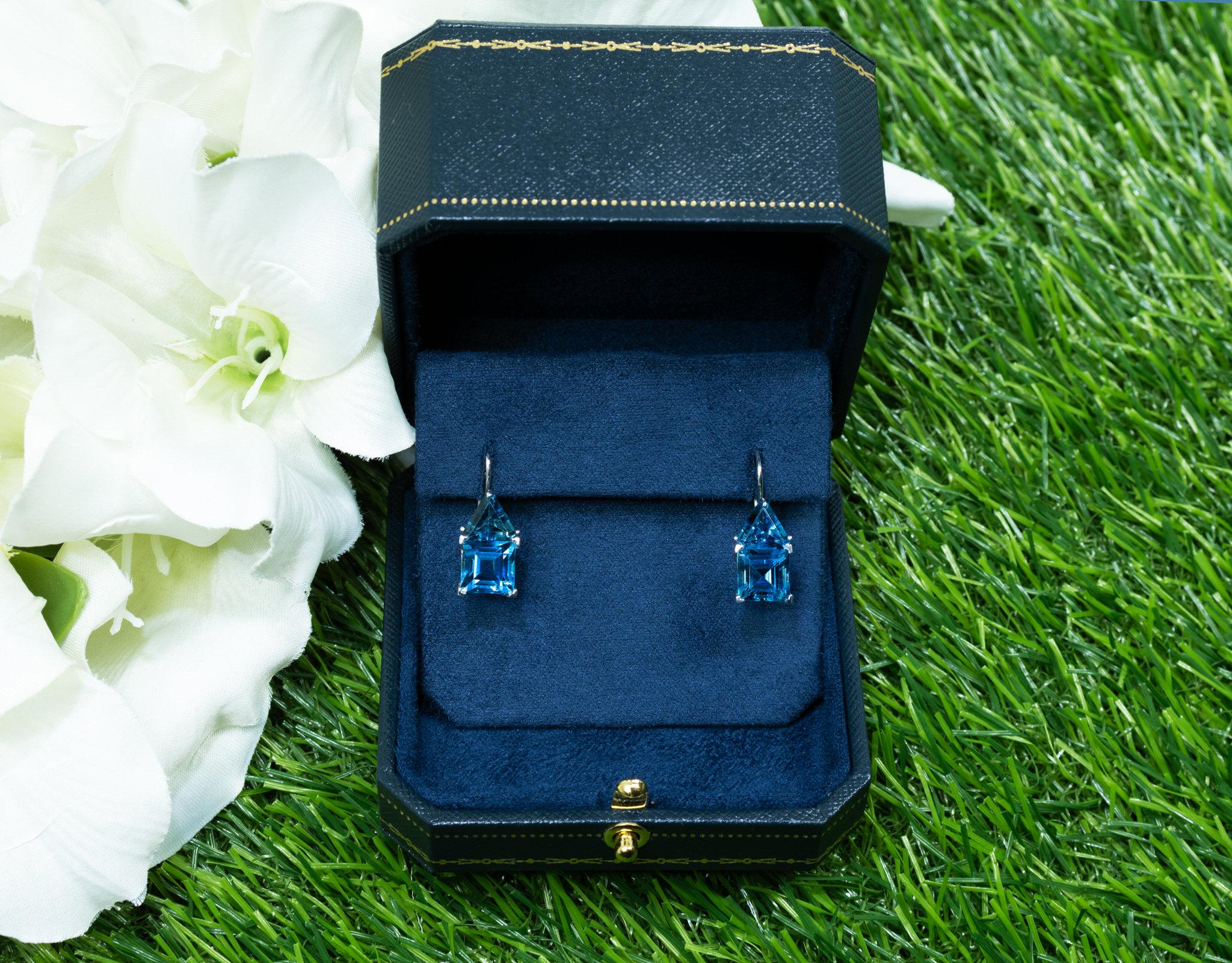 Boucles d'oreilles en or blanc 18 carats et topaze bleue 9,71 carats Neuf - En vente à Aliso Viejo, CA
