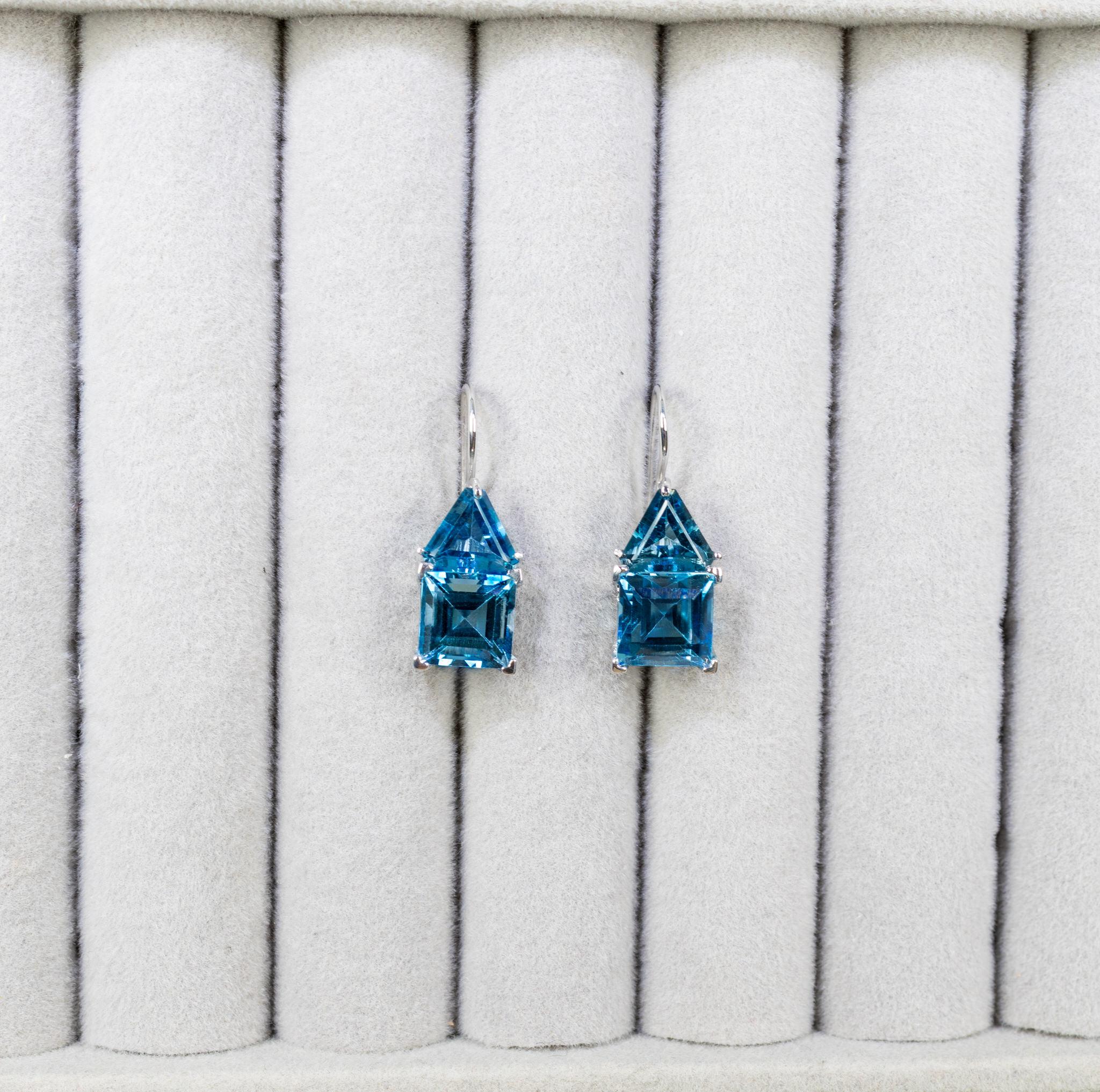 Boucles d'oreilles en or blanc 18 carats et topaze bleue 9,71 carats Unisexe en vente