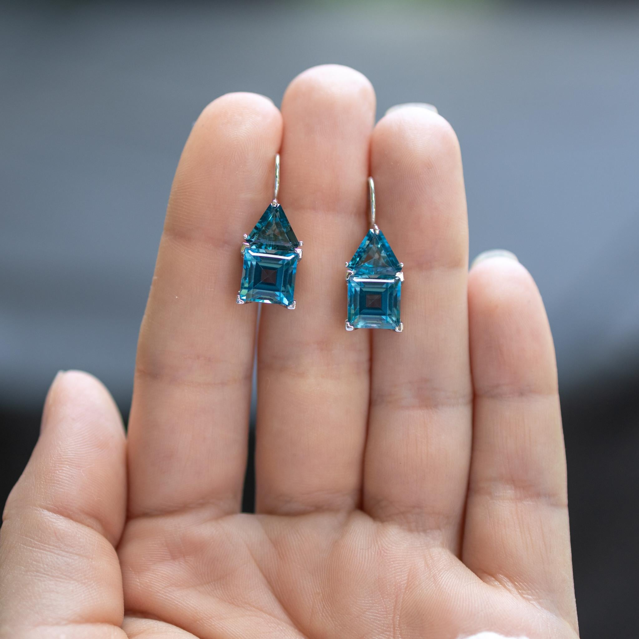 Boucles d'oreilles en or blanc 18 carats et topaze bleue 9,71 carats en vente 1