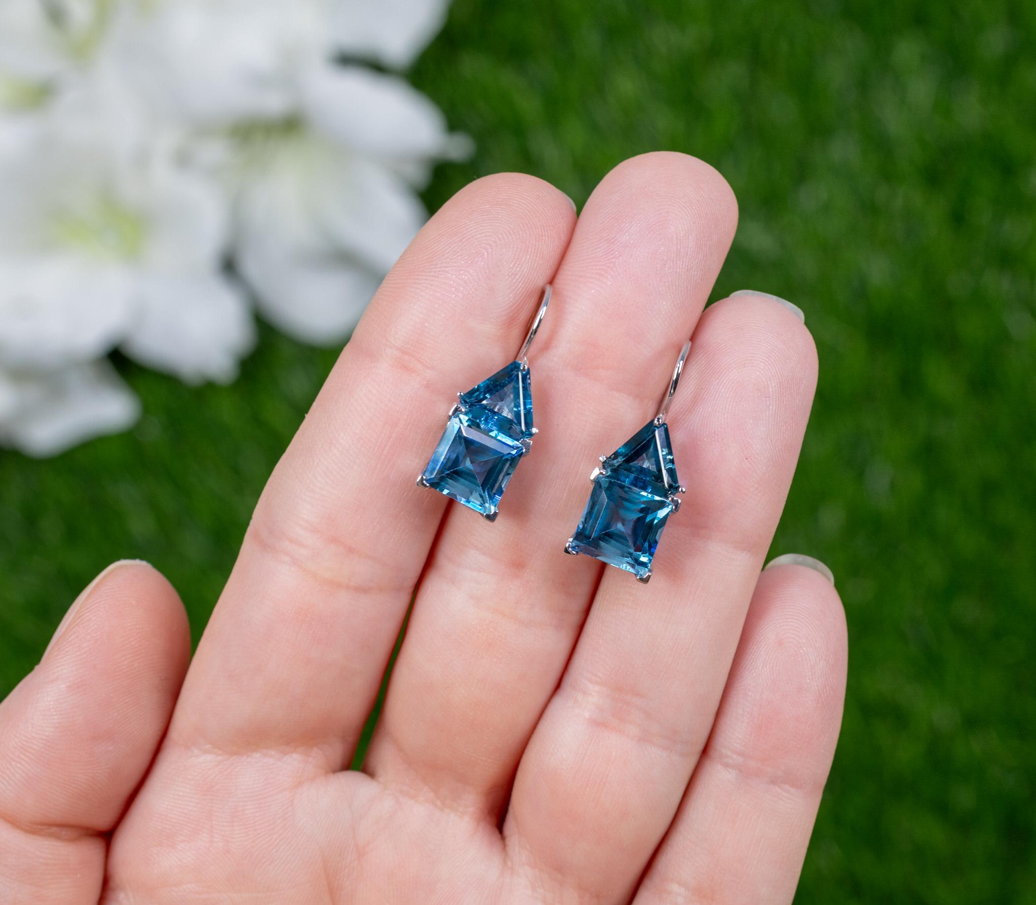 Boucles d'oreilles en or blanc 18 carats et topaze bleue 9,71 carats en vente 2