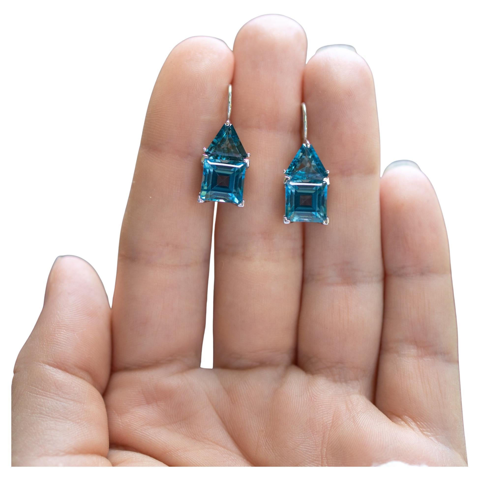 Boucles d
oreilles en or blanc 18 carats et topaze bleue 9,71 carats en vente