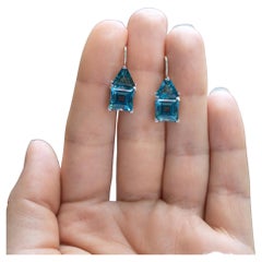 Boucles d
oreilles en or blanc 18 carats et topaze bleue 9,71 carats