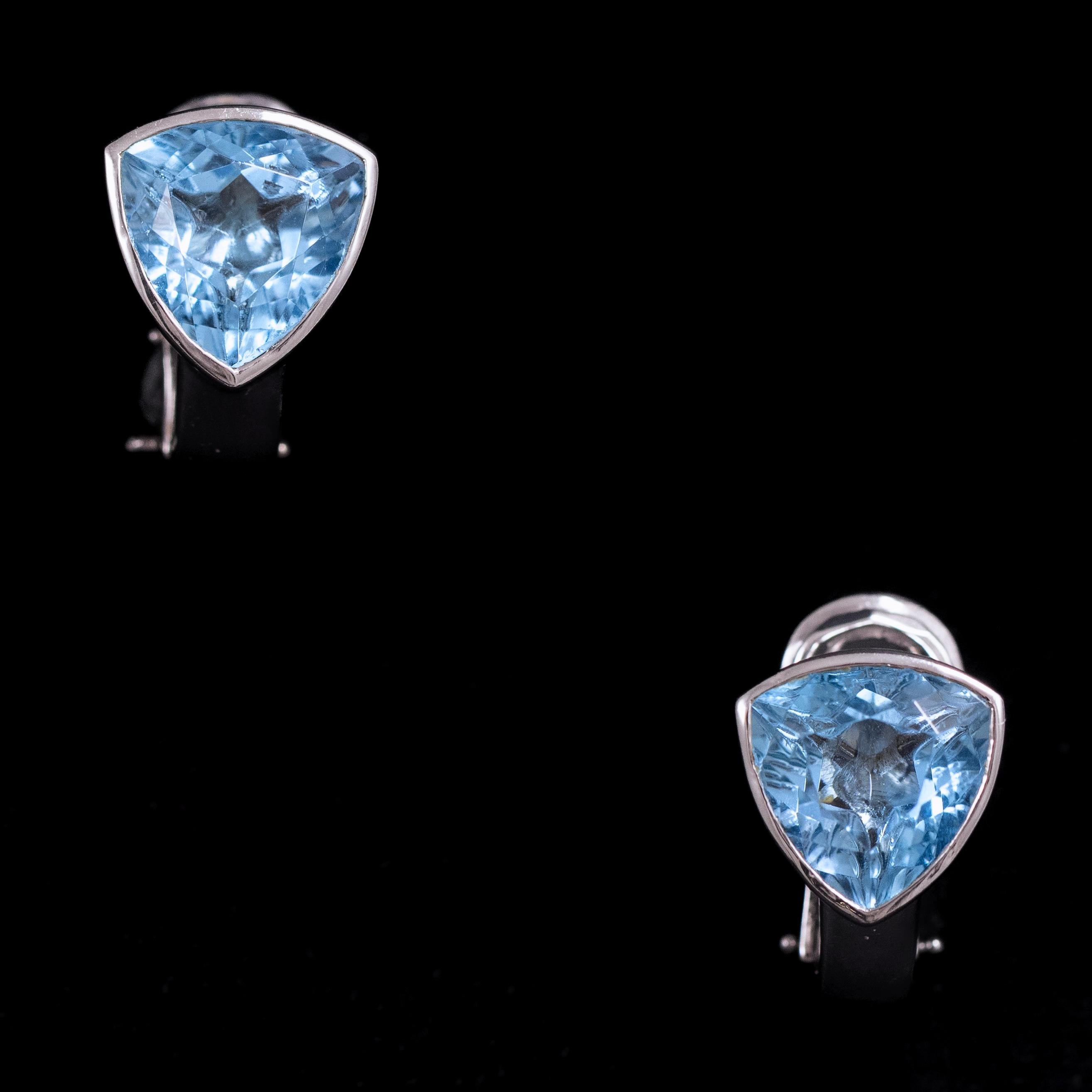 Orecchini di topazio blu in oro bianco 19,2 carati, design portoghese contemporaneo. Un paio di orecchini contemporanei, audaci e scultorei, realizzati in oro bianco da 19,2 carati e con gemme di topazio blu a taglio brillante. La vibrazione gelida
