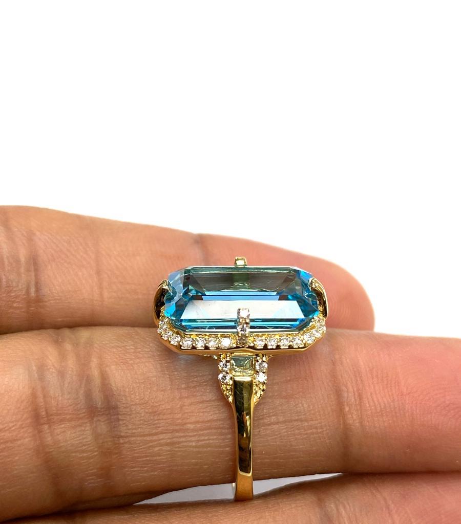 Taille émeraude shwara (laque à papier)  Bague en topaze bleue taille émeraude et diamants en vente